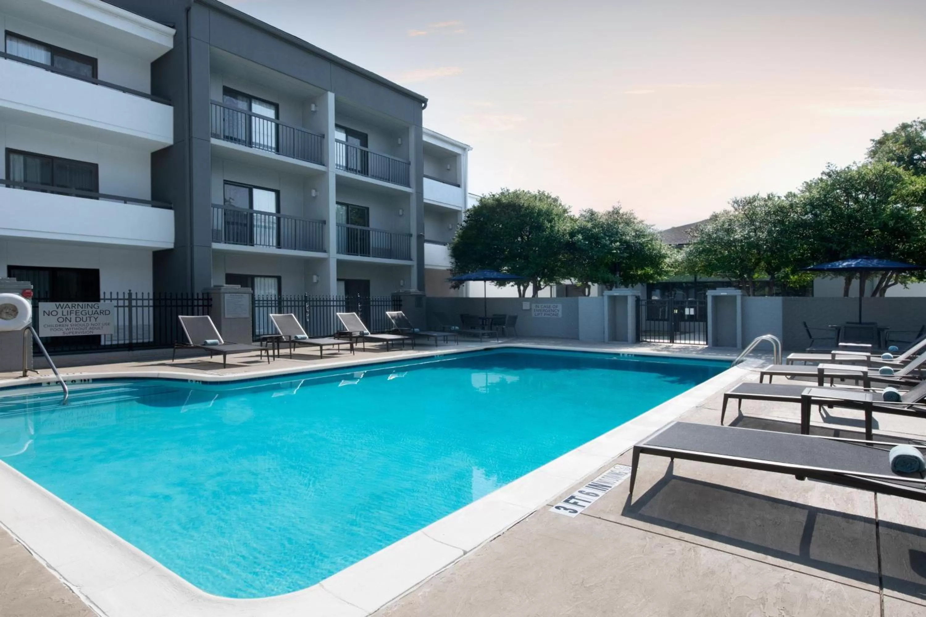 Swimming pool in Courtyard by Marriott Dallas Plano Parkway at Preston Road
