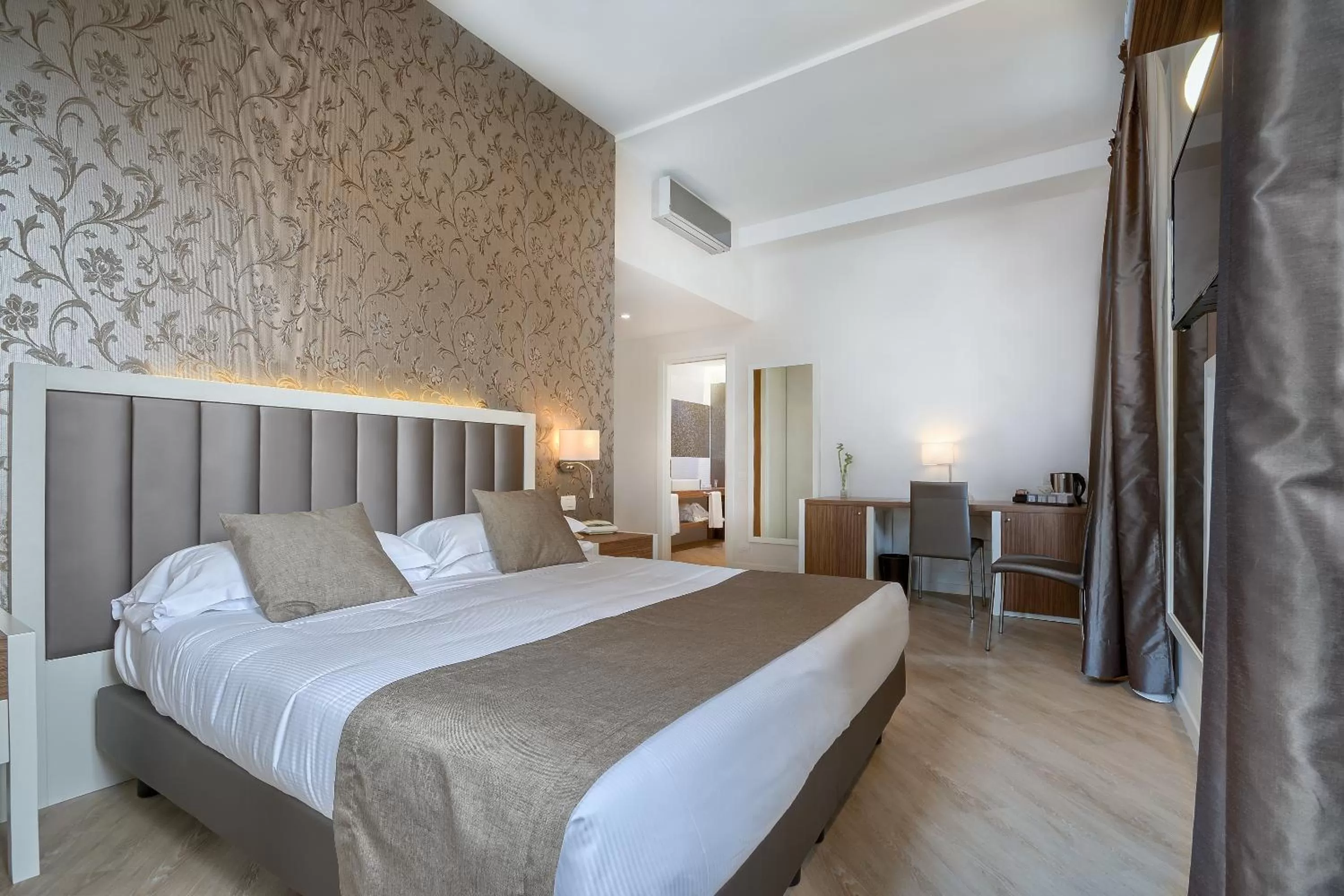 Bed in Hotel Monte Rosa