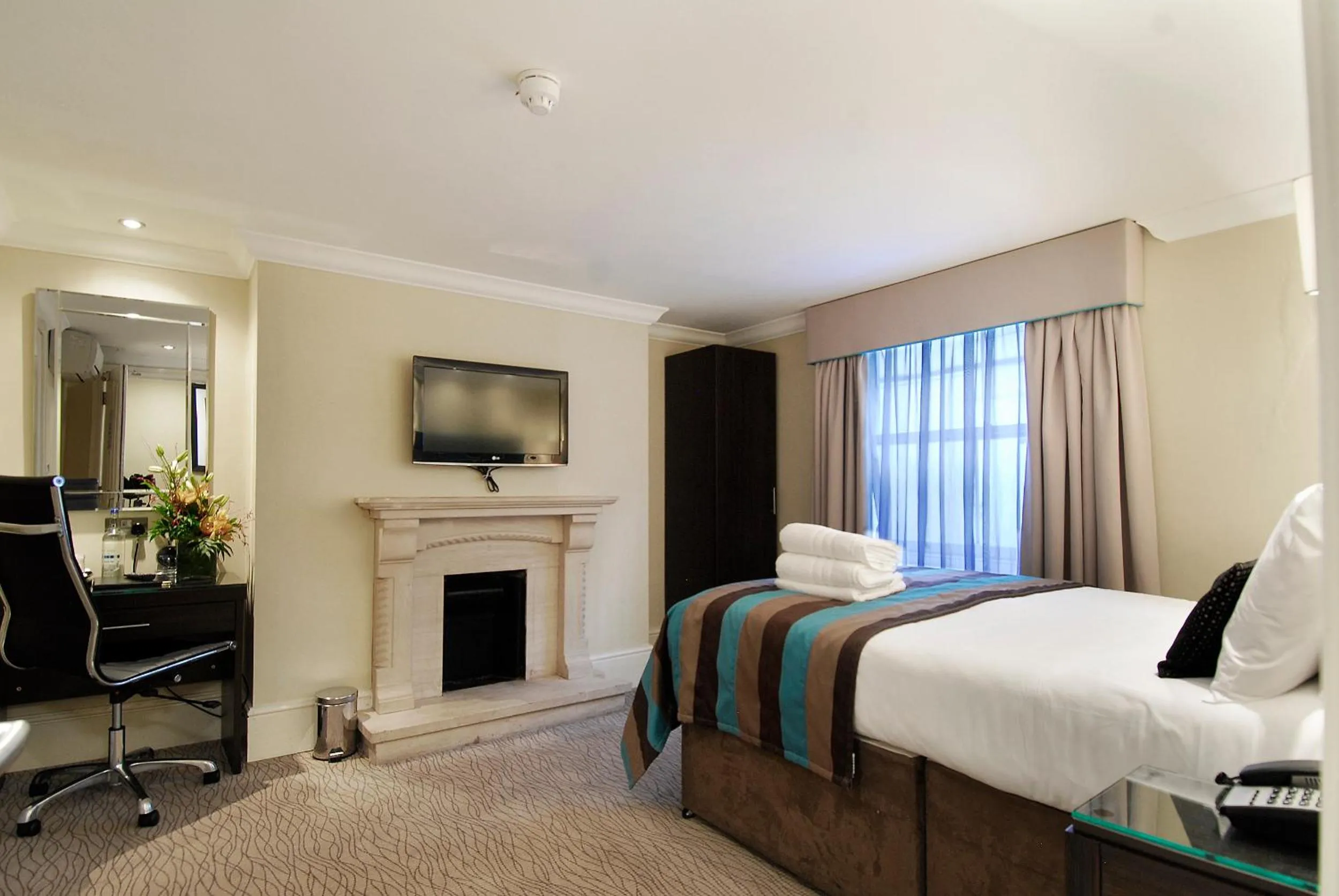 Photo of the whole room, Bed in Astors Belgravia