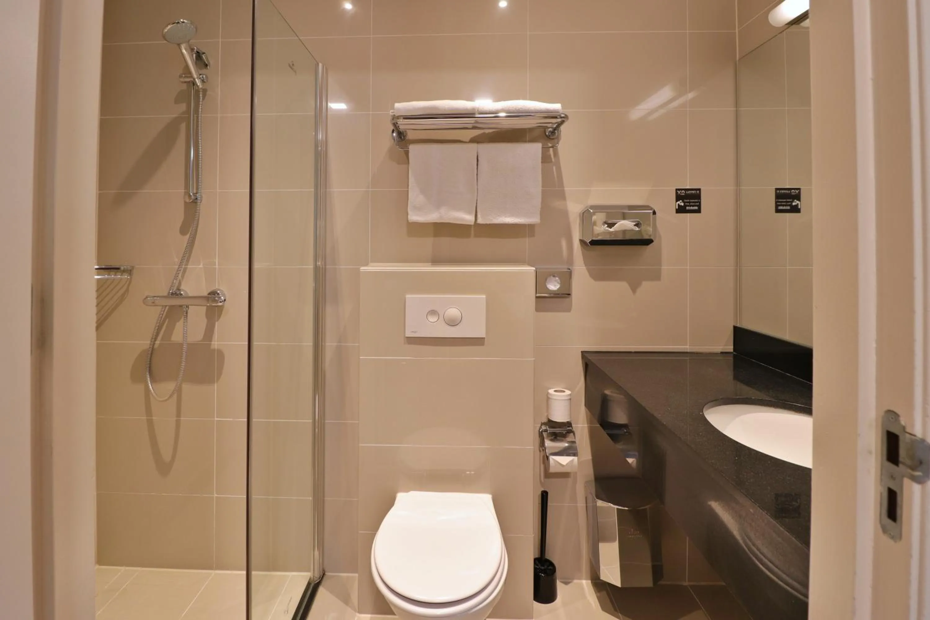 Toilet in Hotel Van Gogh