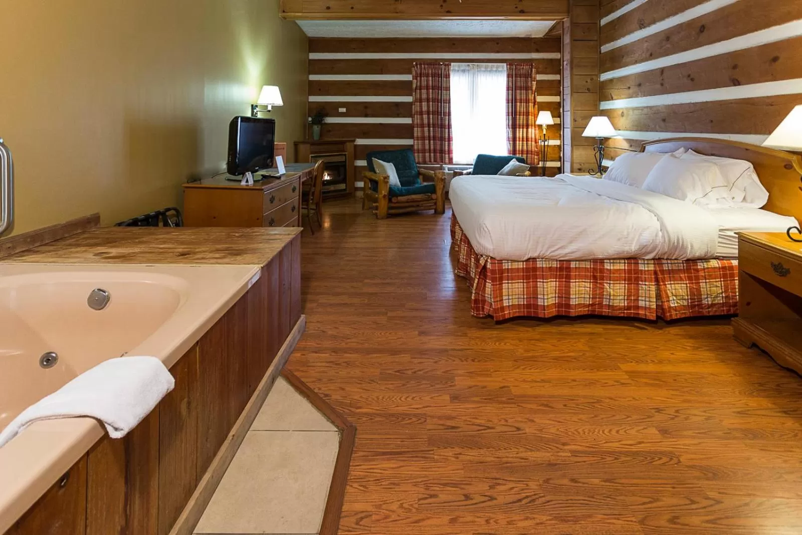 Photo of the whole room, Bed in Timbers Lodge