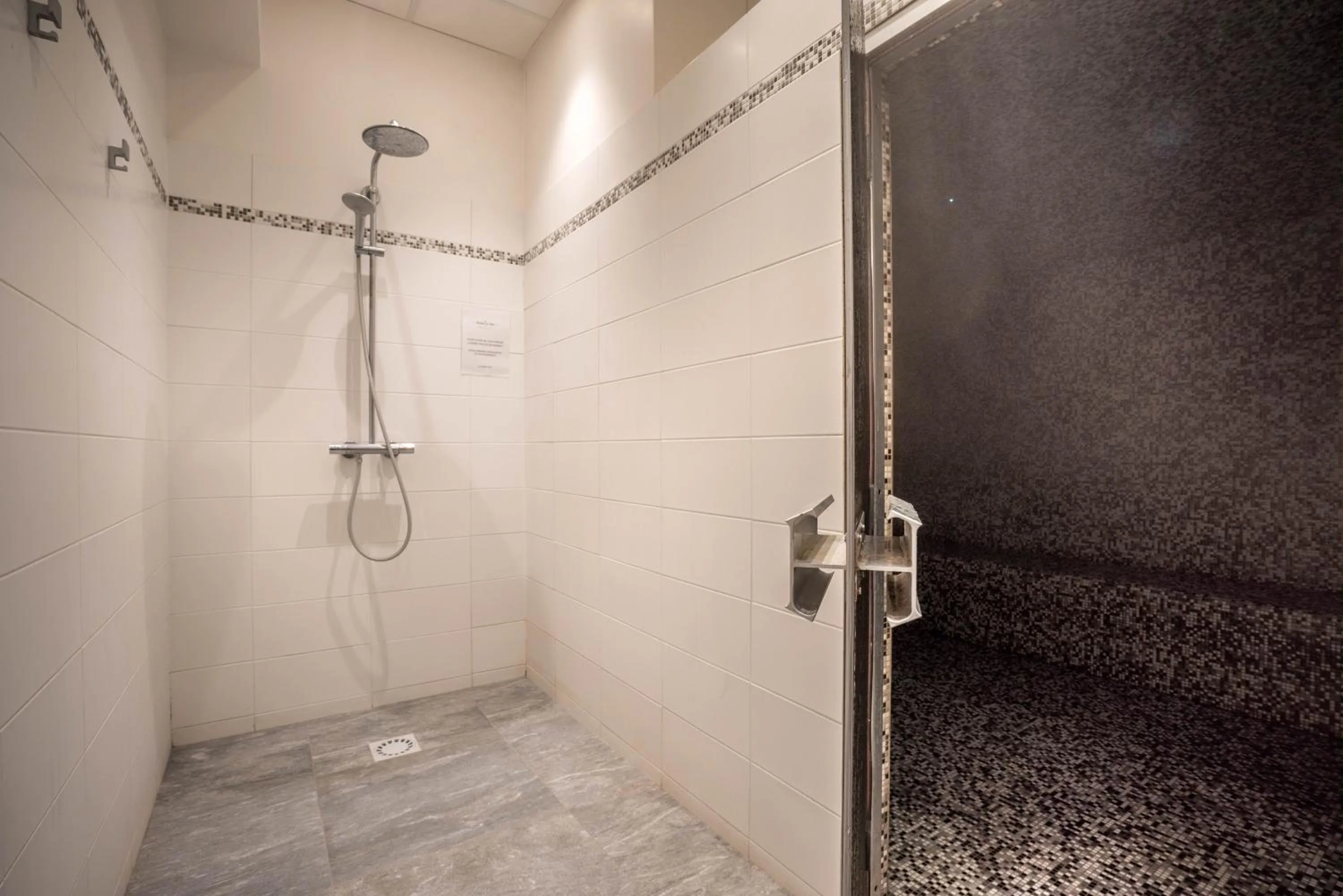 Steam room in Best Western Plus Hostellerie Du Vallon
