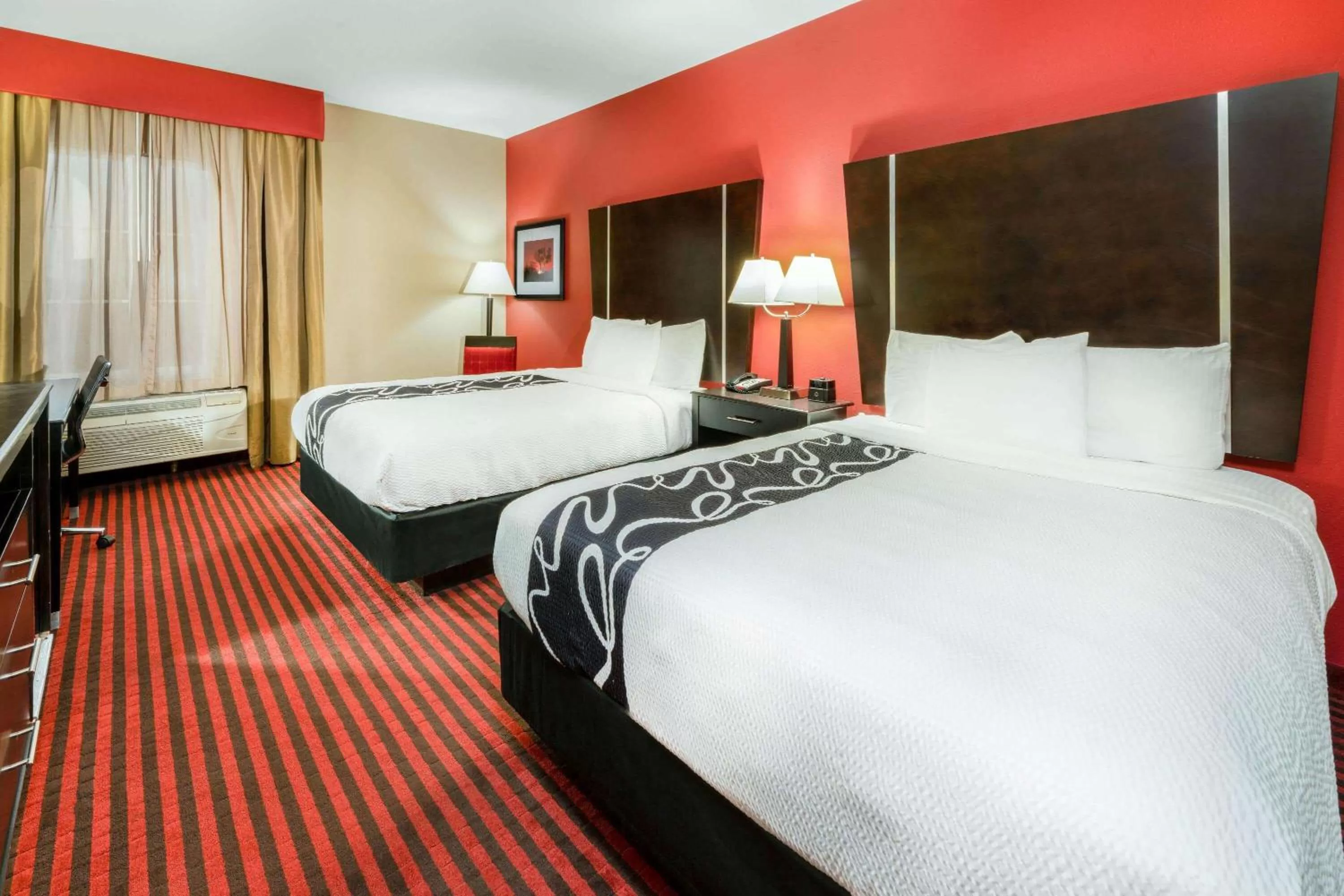 Photo of the whole room, Bed in La Quinta by Wyndham Boutte