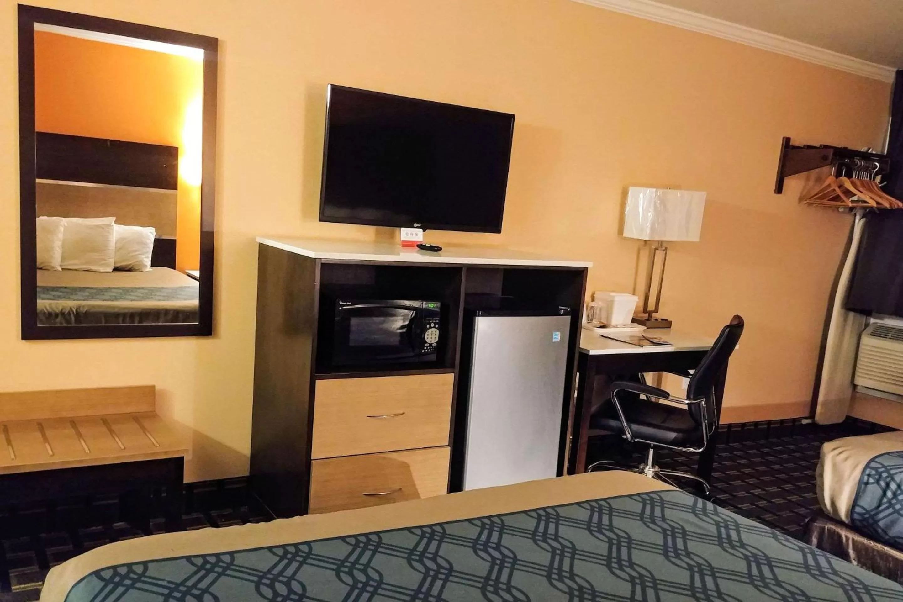 Photo of the whole room in Econo Lodge Milldale - Southington