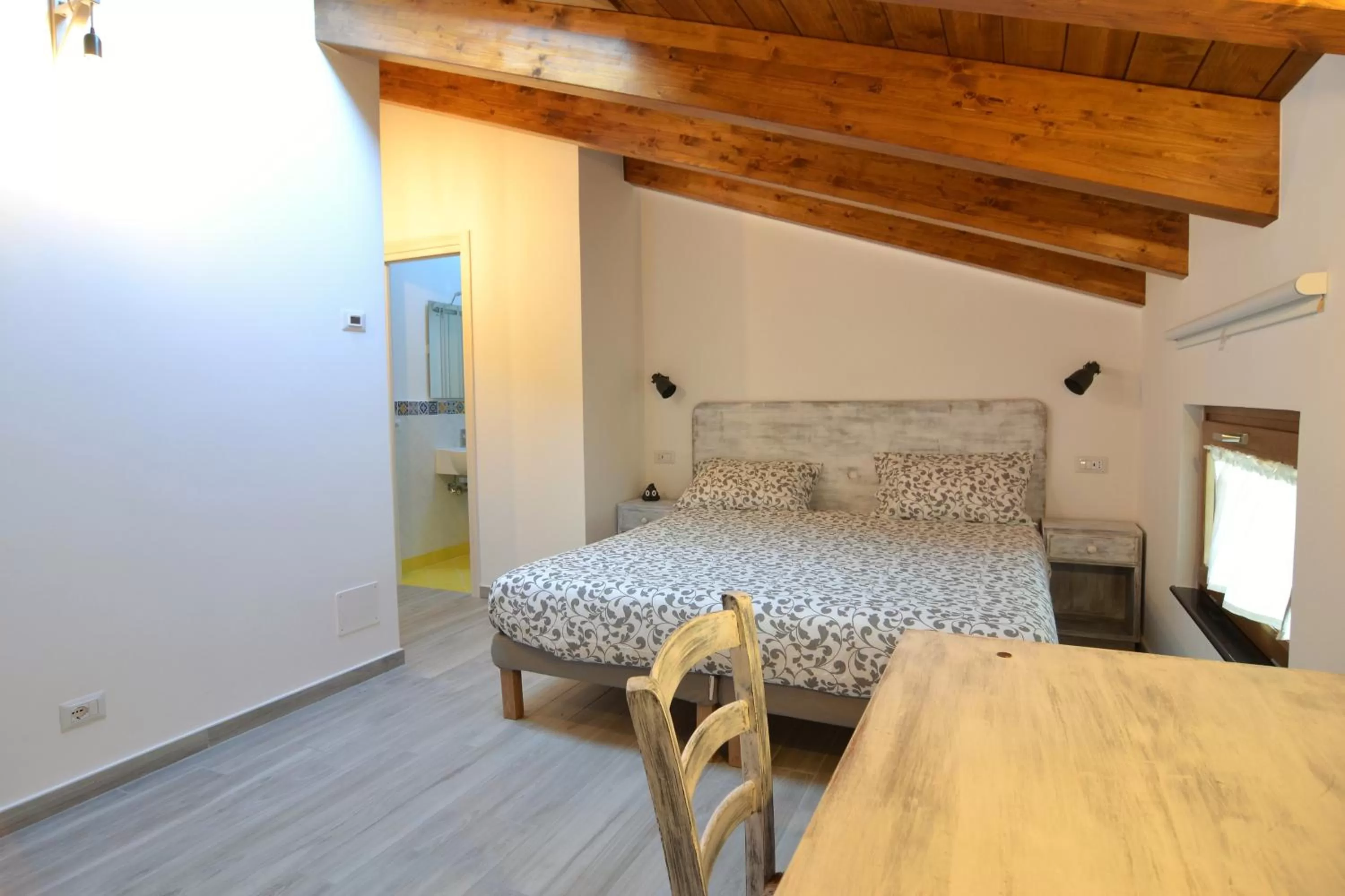 Photo of the whole room, Bed in Songbird