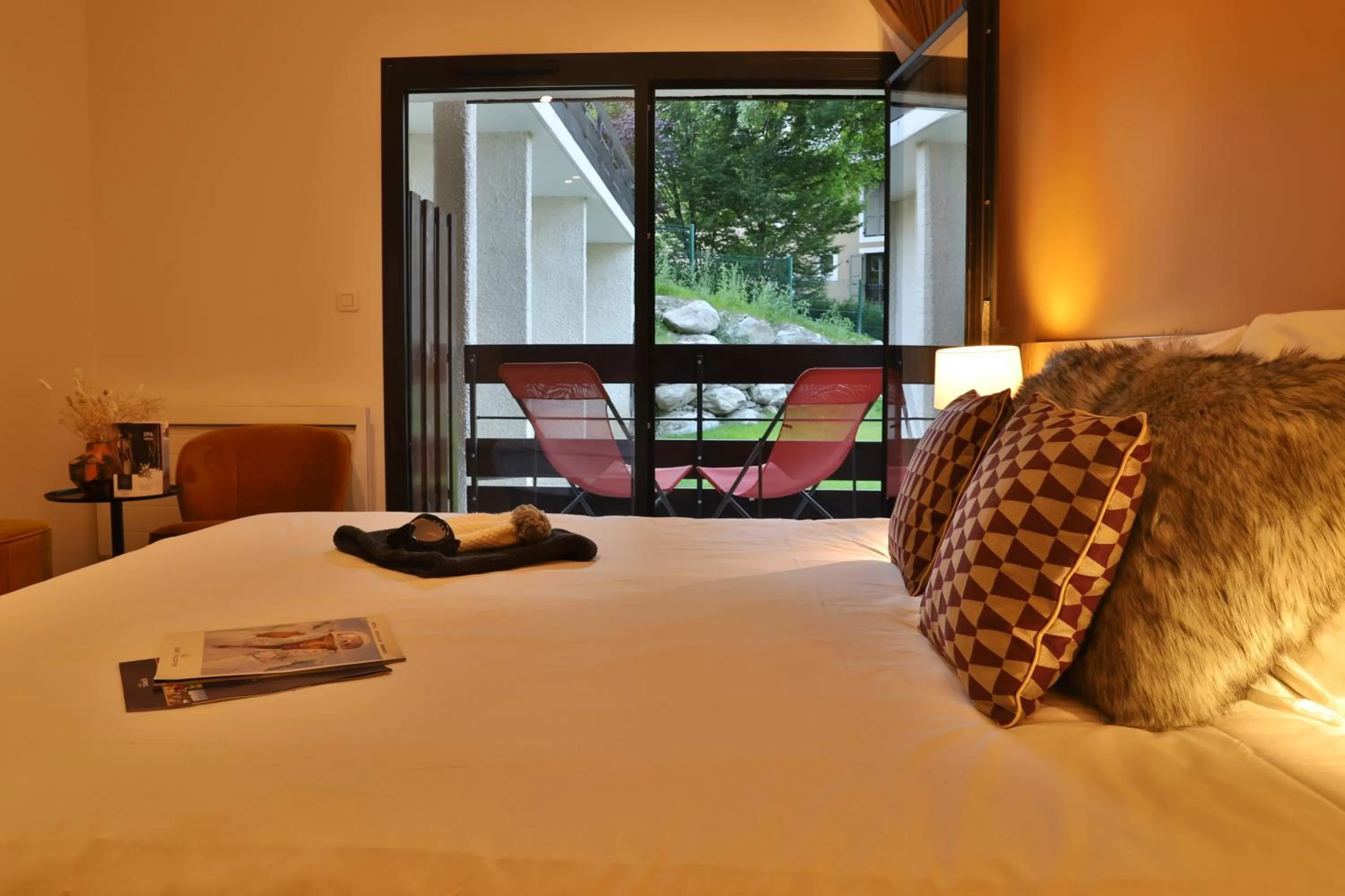 Bedroom, Bed in SOWELL HOTELS Mont Blanc et SPA