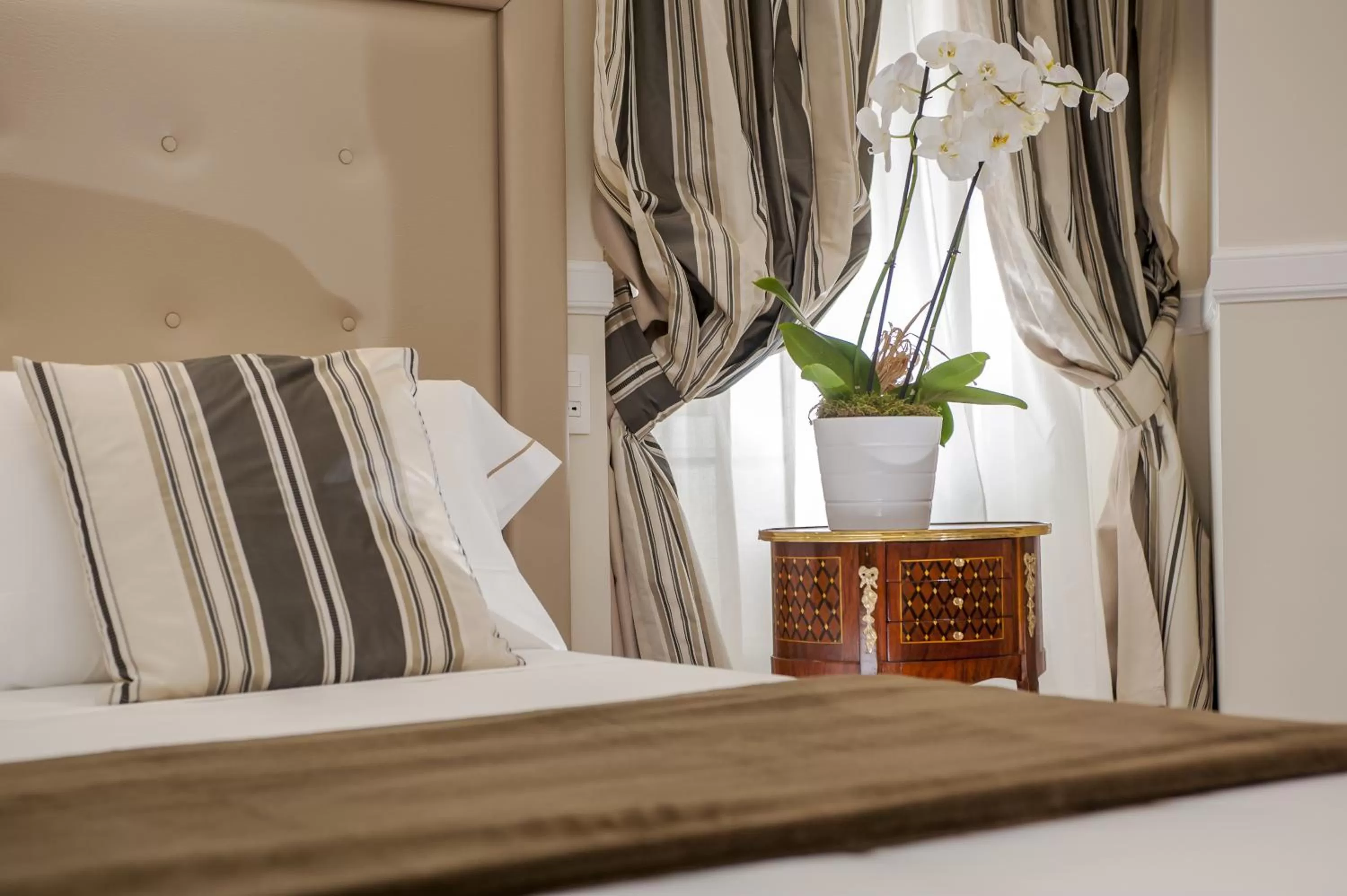 Decorative detail, Bed in La Residenza del Sole al Pantheon