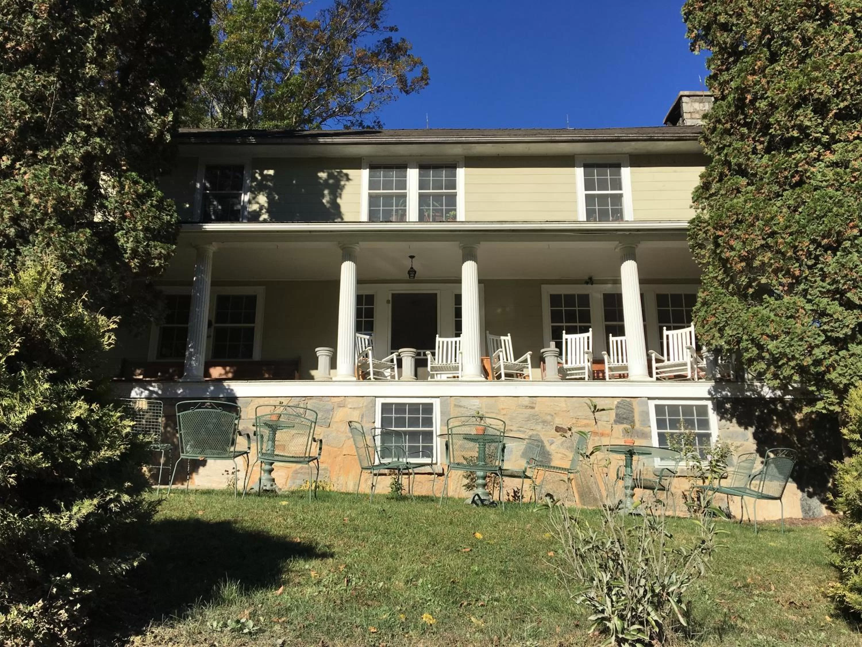 Facade/entrance in River House Inn