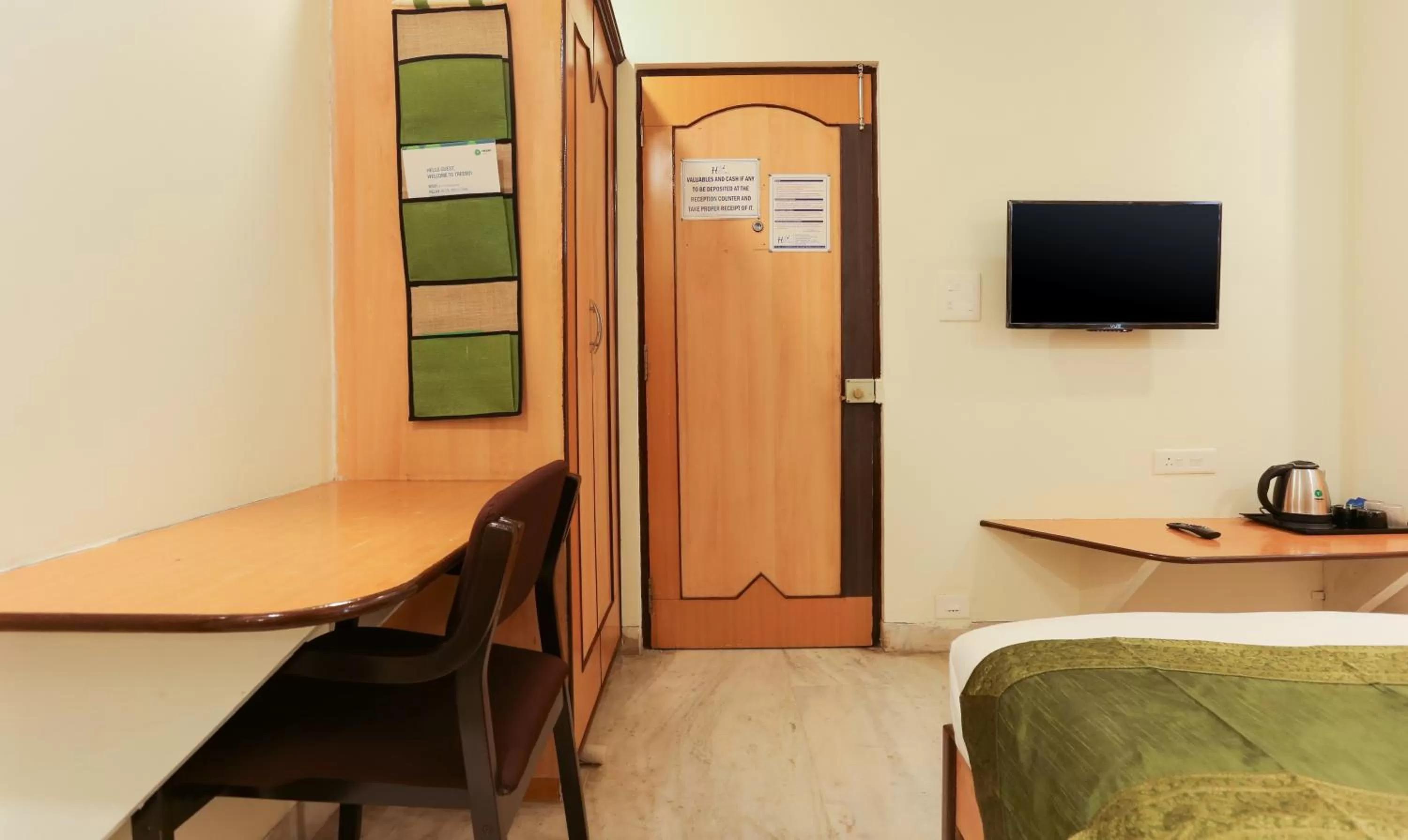 Photo of the whole room in Itsy Hotels Hill View Ex