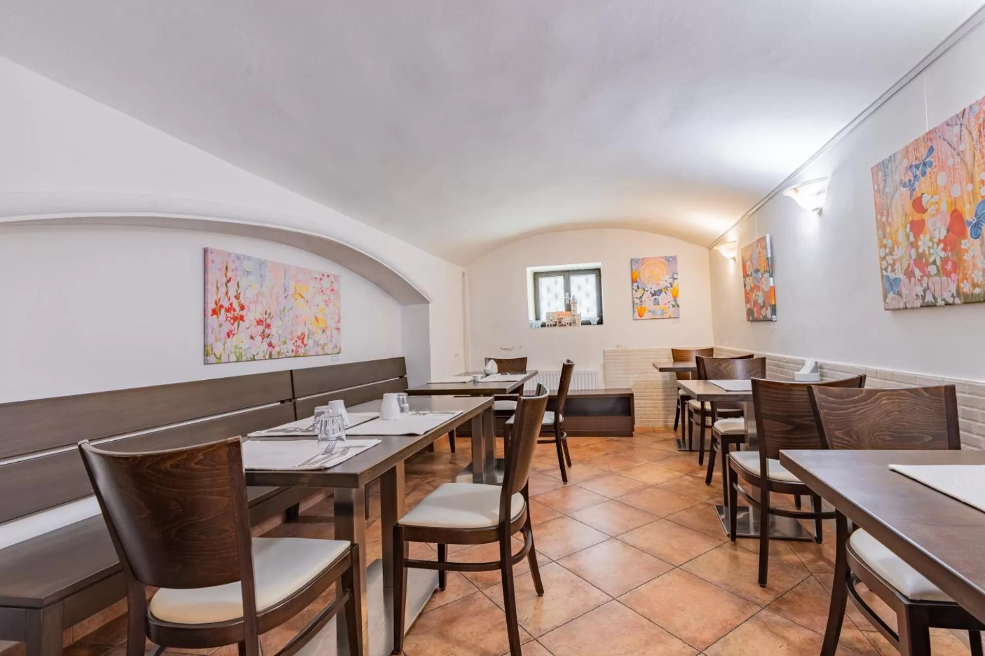 Restaurant/places to eat in Hotel Amadeus