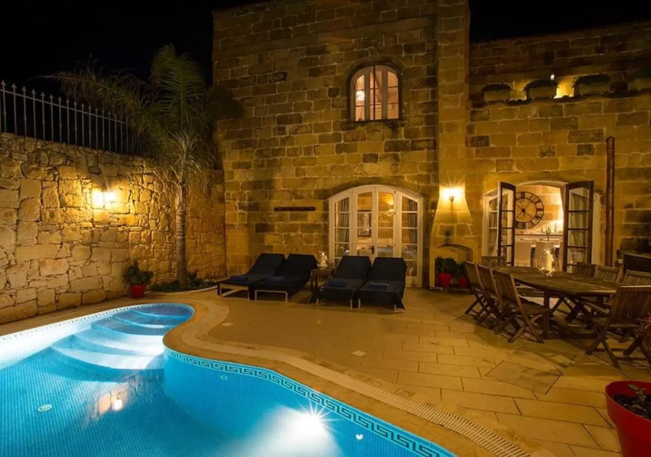 Pool view, Swimming Pool in Betty Cake B&B