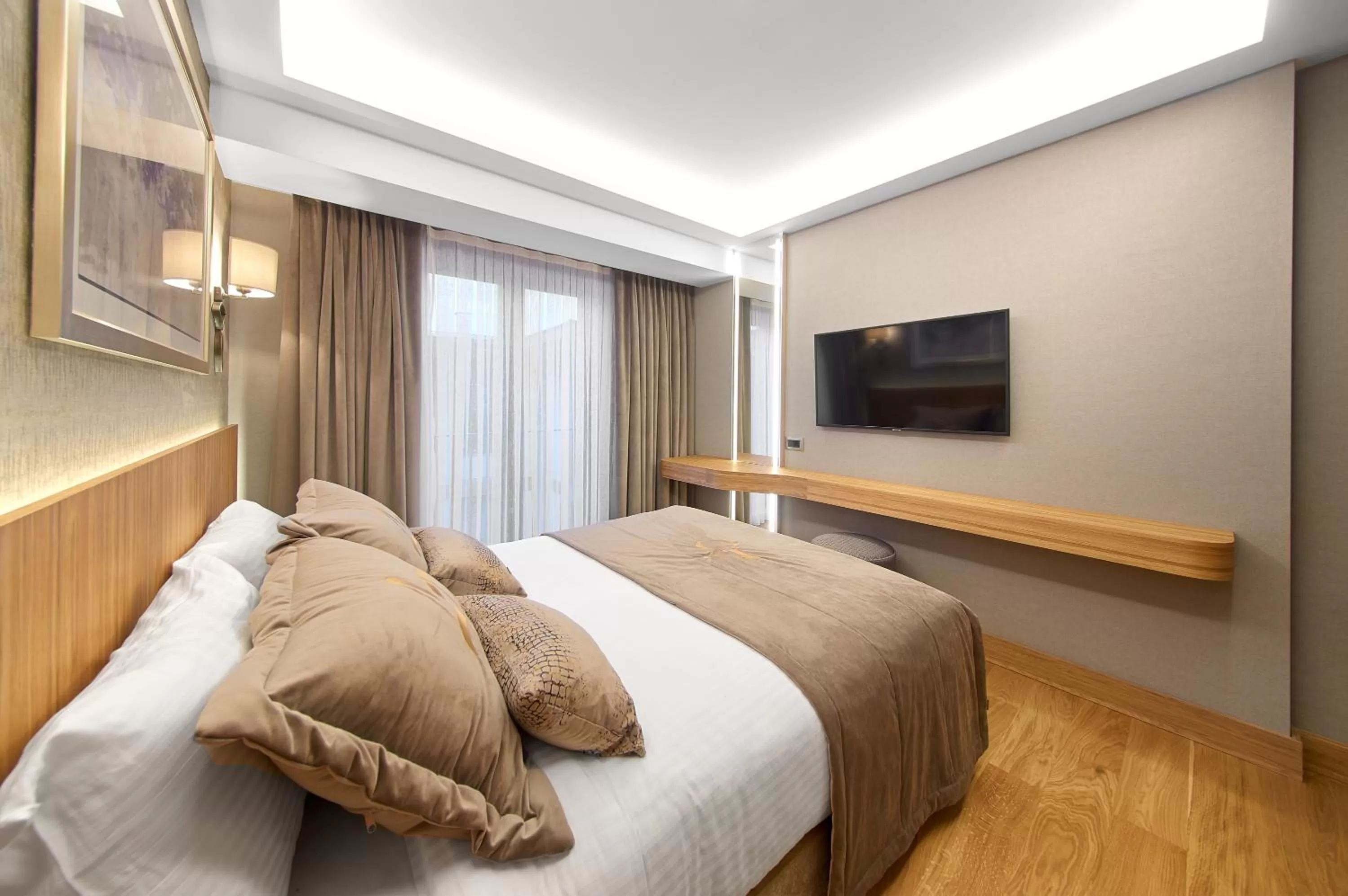 Photo of the whole room, Bed in Lady Diana Hotel