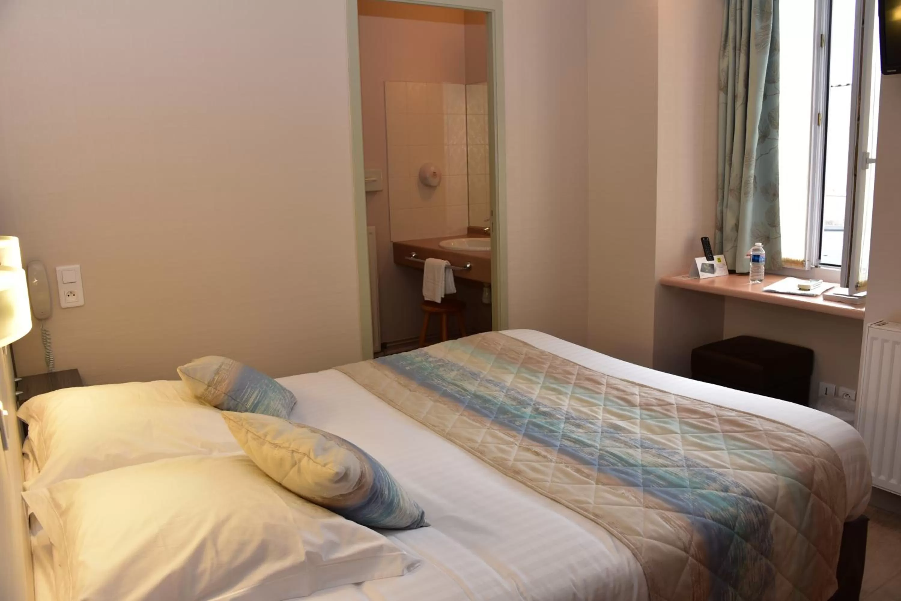 Bedroom, Bed in Logis Hôtel Bellevue