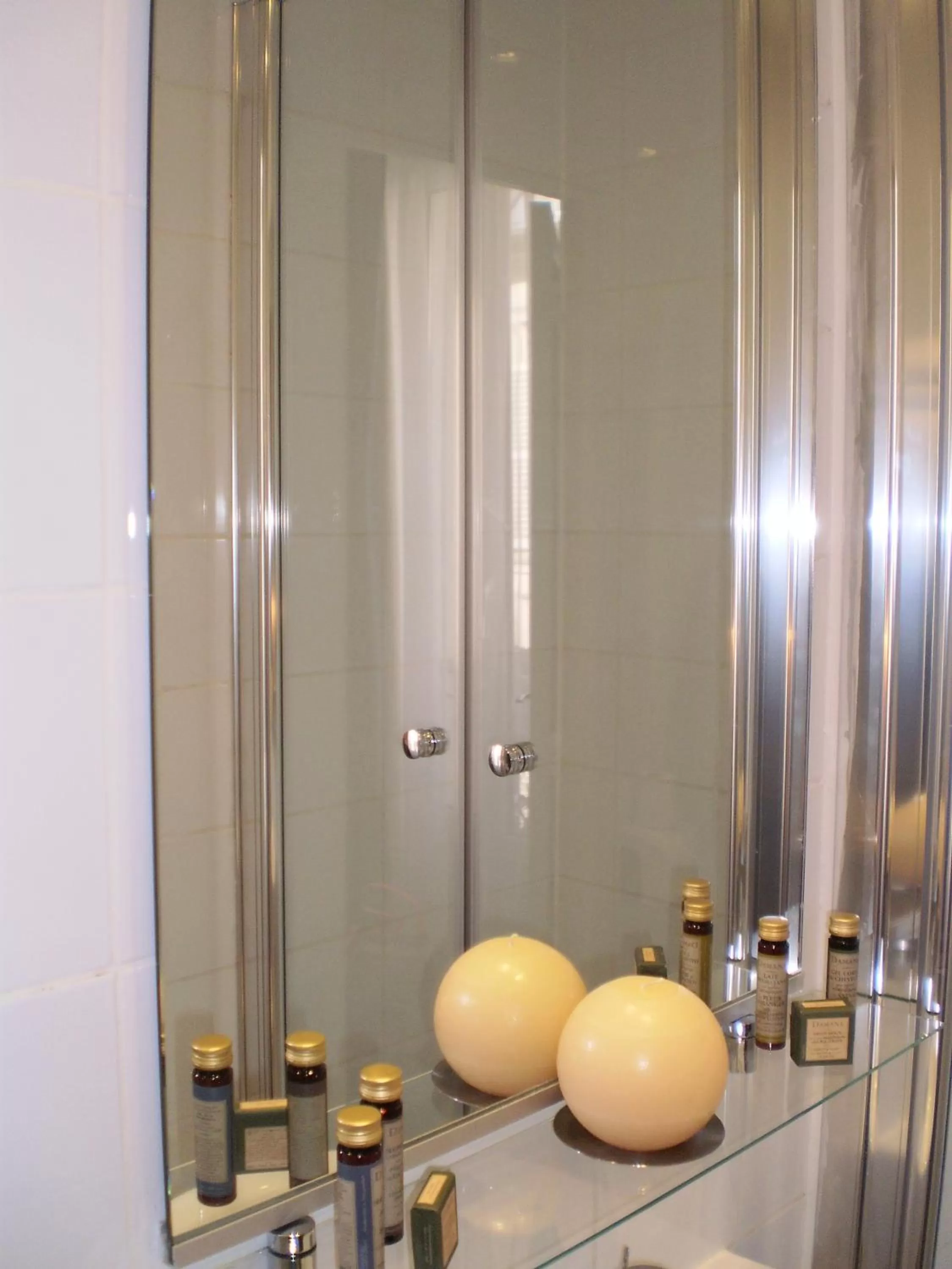 Bathroom in Hotel Corona -Rodier-