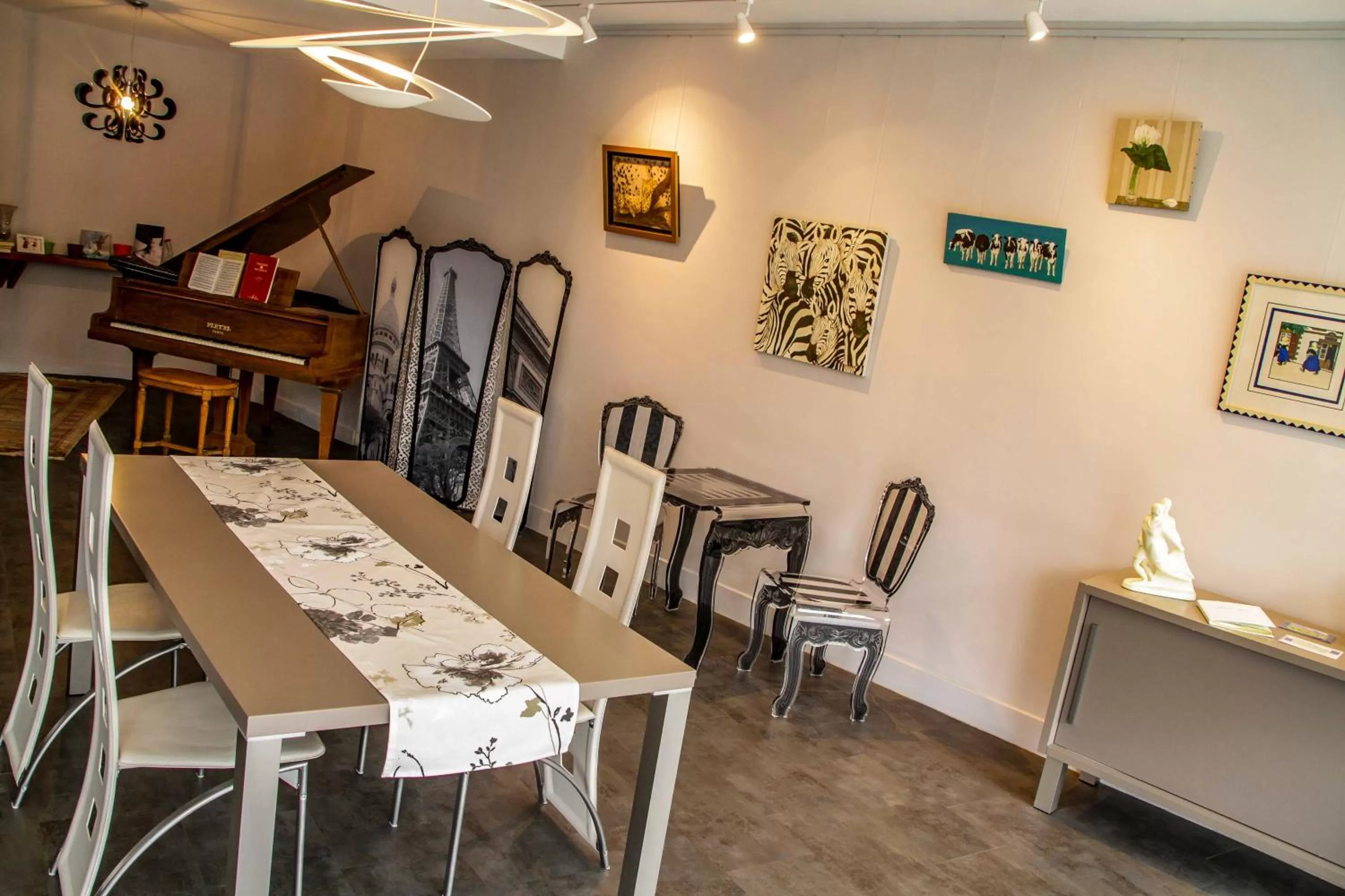 Lounge or bar in Art Home BnB