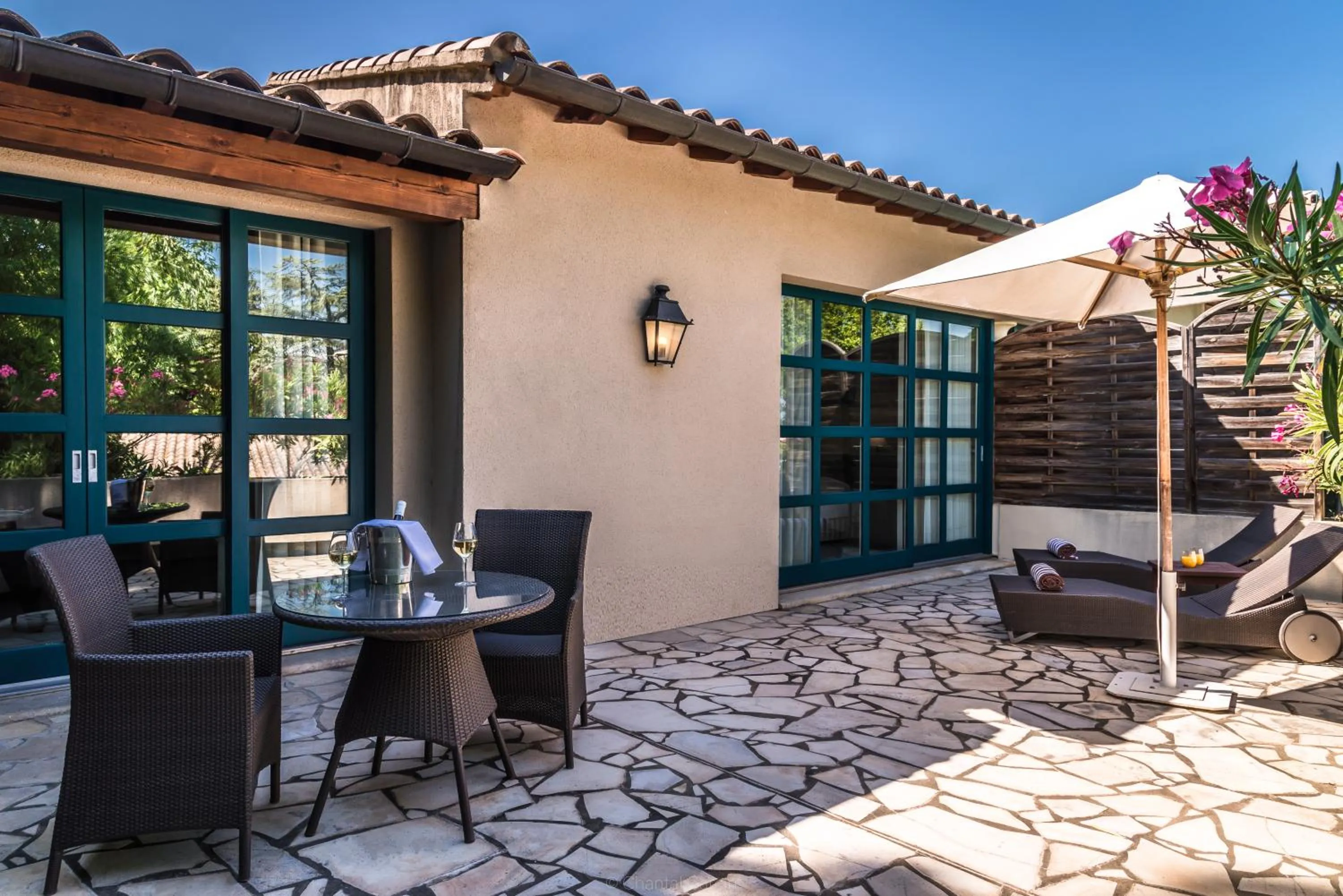 Patio in Hôtel la Magnaneraie