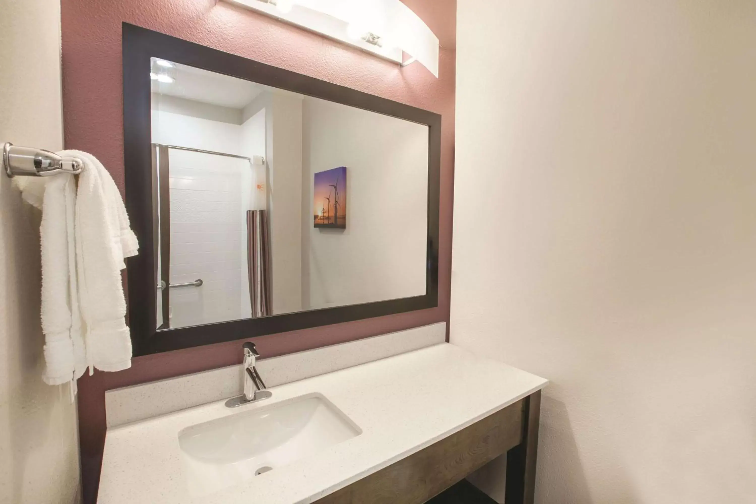 King Room with Bath Tub - Mobility/Hearing Accessible - Non-Smoking in La Quinta by Wyndham San Marcos Outlet Mall King Room with Bath Tub - Mobility/Hearing Accessible - Non-Smoking in La Quinta by Wyndham San Marcos Outlet Mall