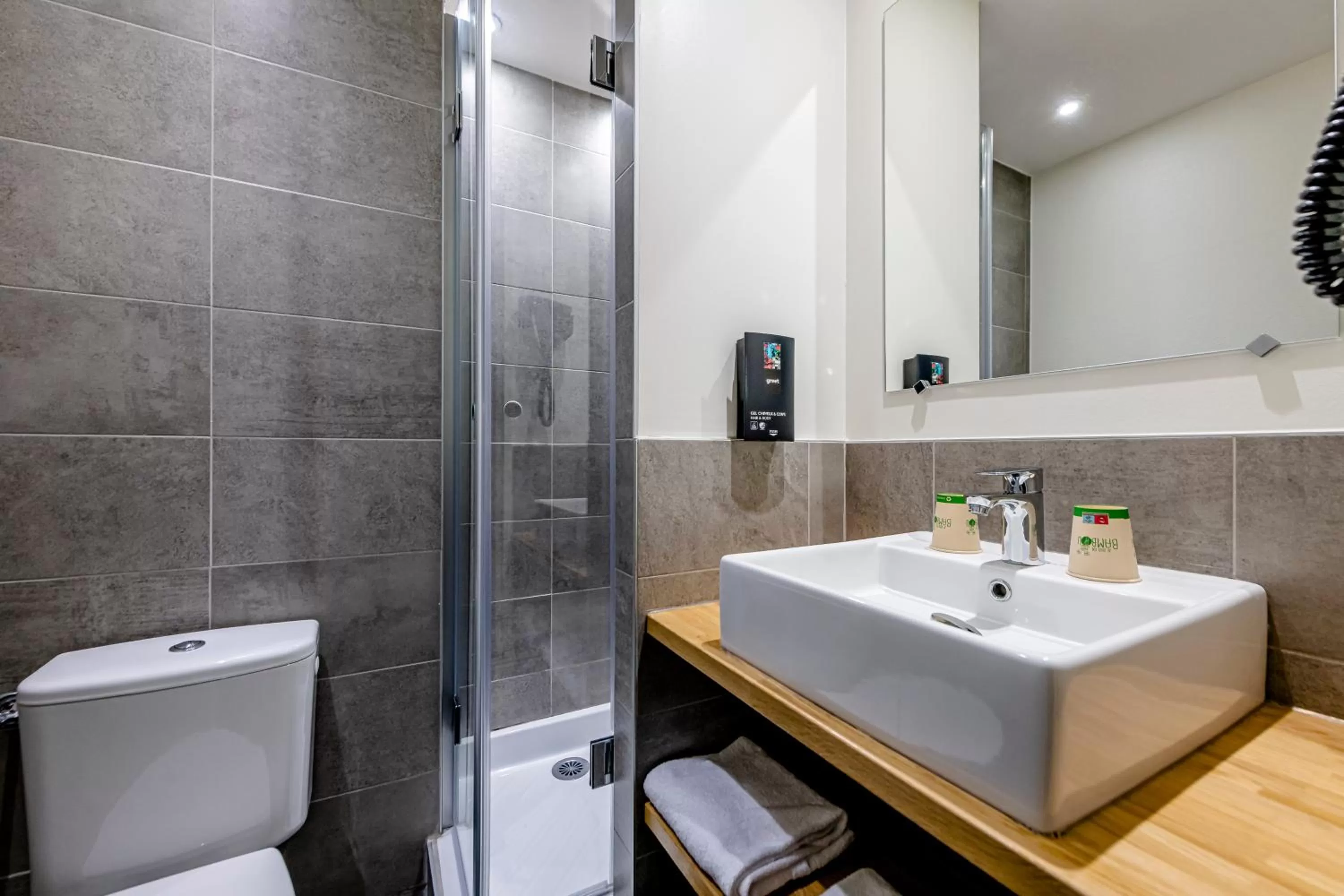 Bathroom in Greet Hotel Bordeaux Floirac Arena