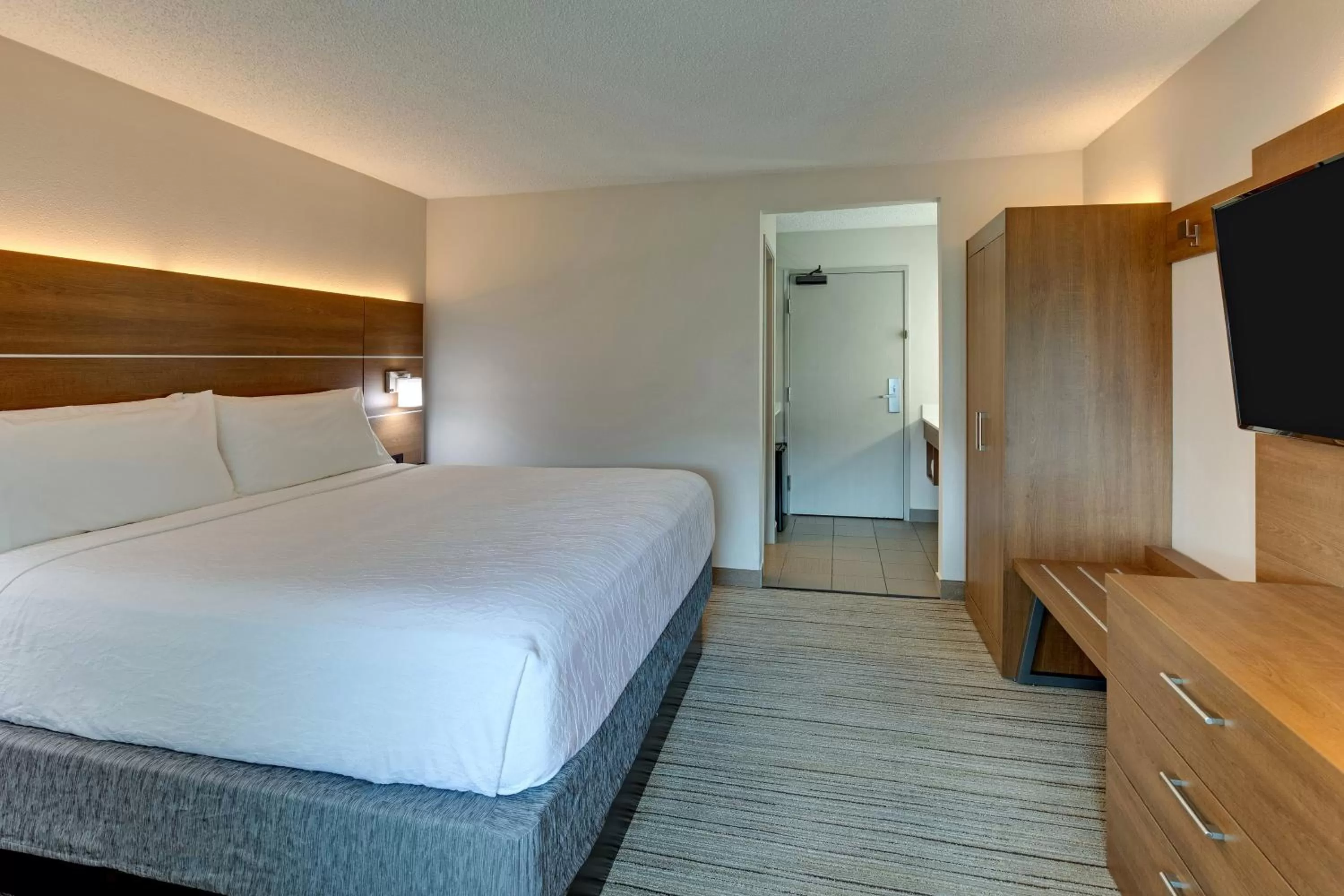 Photo of the whole room, Bed in Holiday Inn Express Nashville W-I40 by IHG
