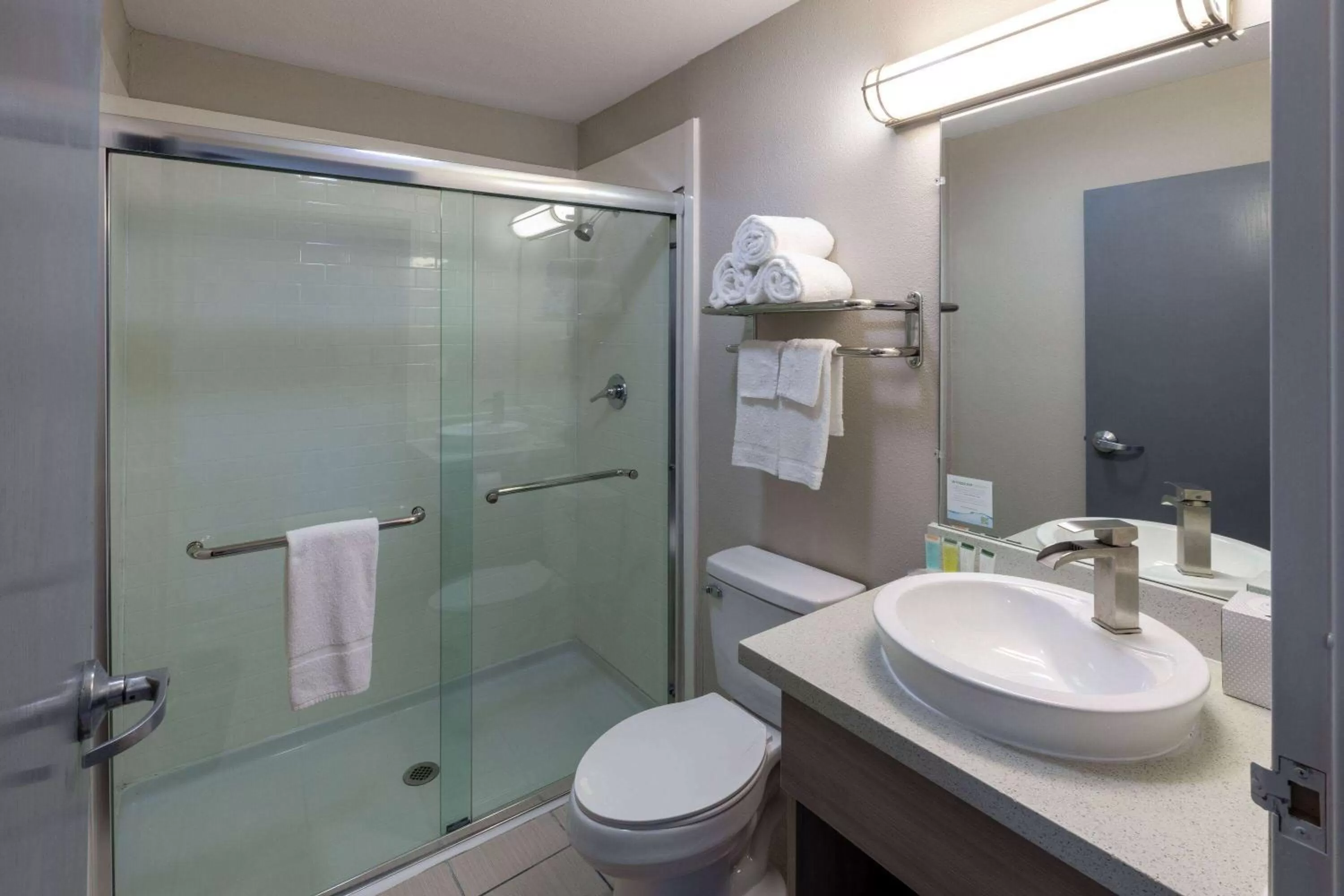 TV and multimedia in Microtel Inn & Suites by Wyndham Bossier City