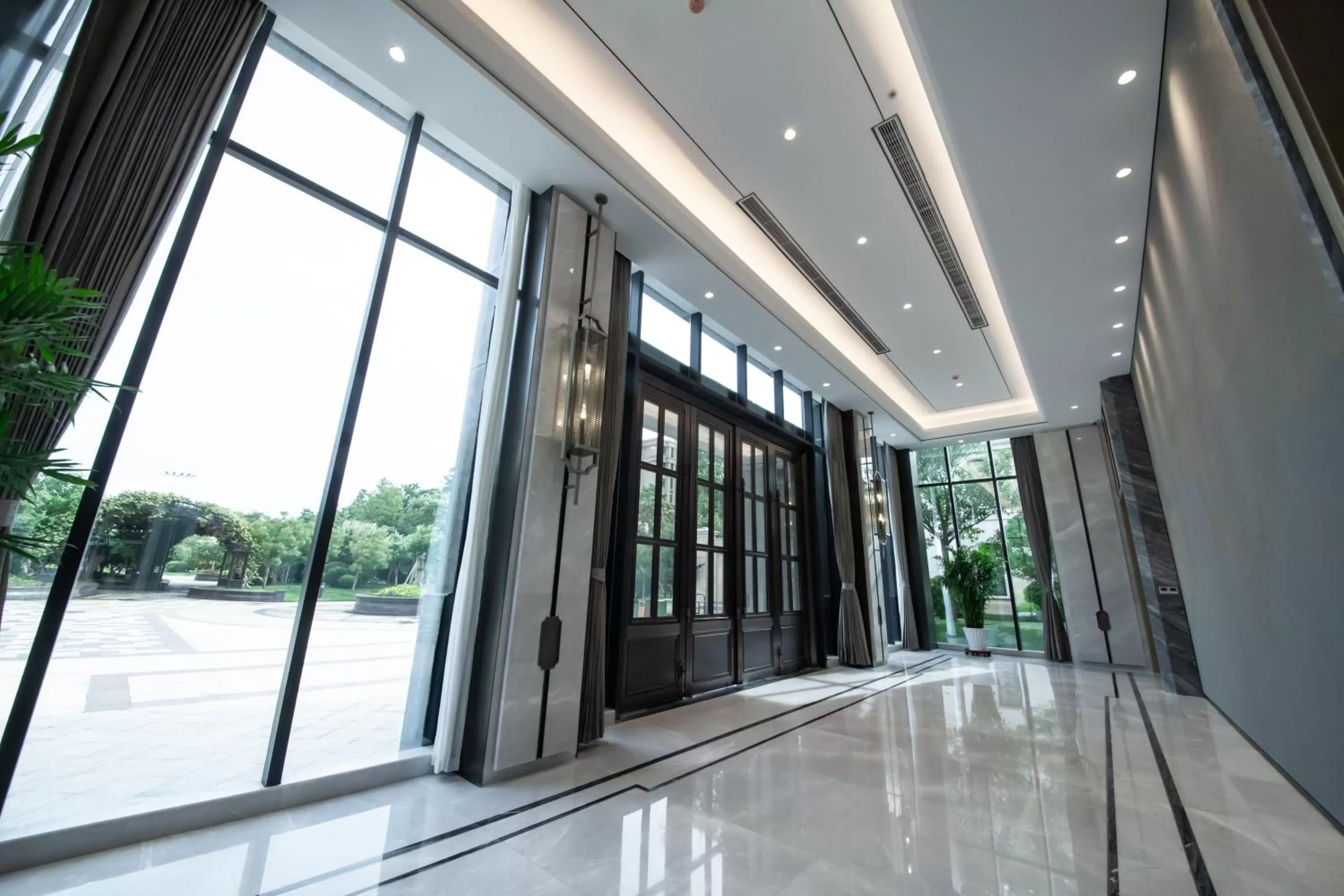 Meeting/conference room in Wyndham Qingdao l Free Fixed-Time Shuttle Service Between Hotel and Airport & North Railway Station l Outdoor Children's Amusement Park l 1-Hour Play Snooker or Table Tennis