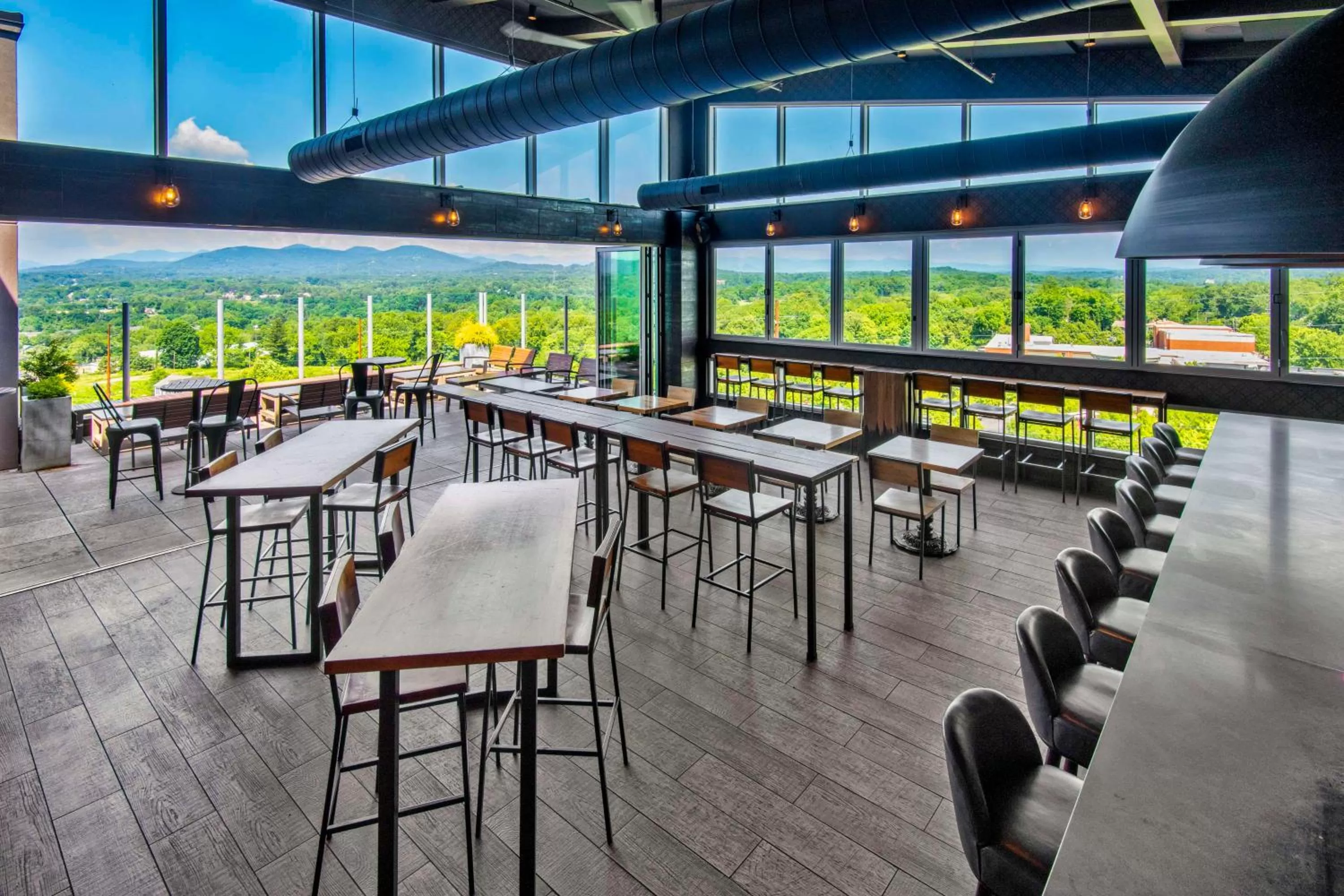 Restaurant/places to eat in DoubleTree by Hilton Asheville Downtown