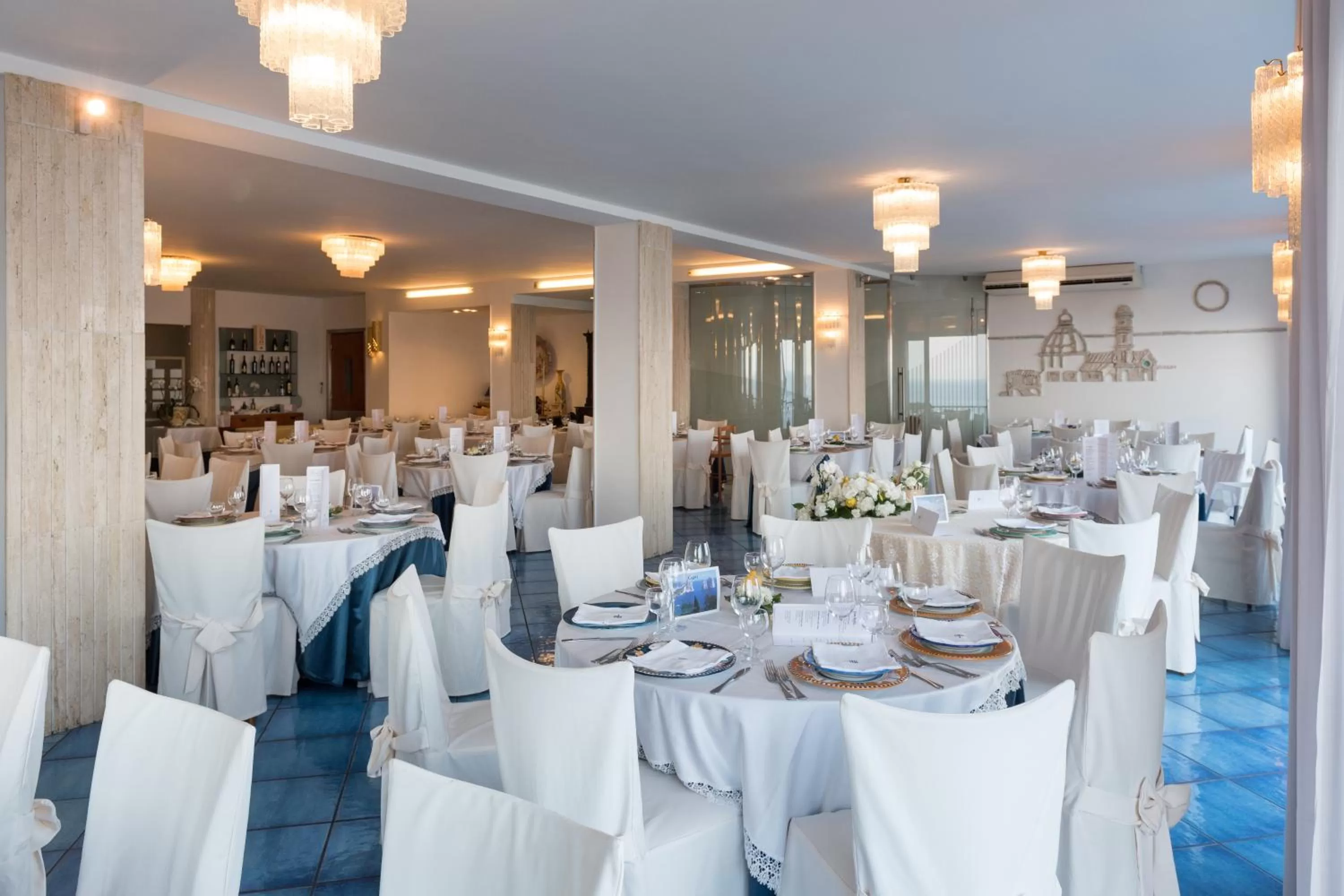 Restaurant/places to eat in Hotel Bristol