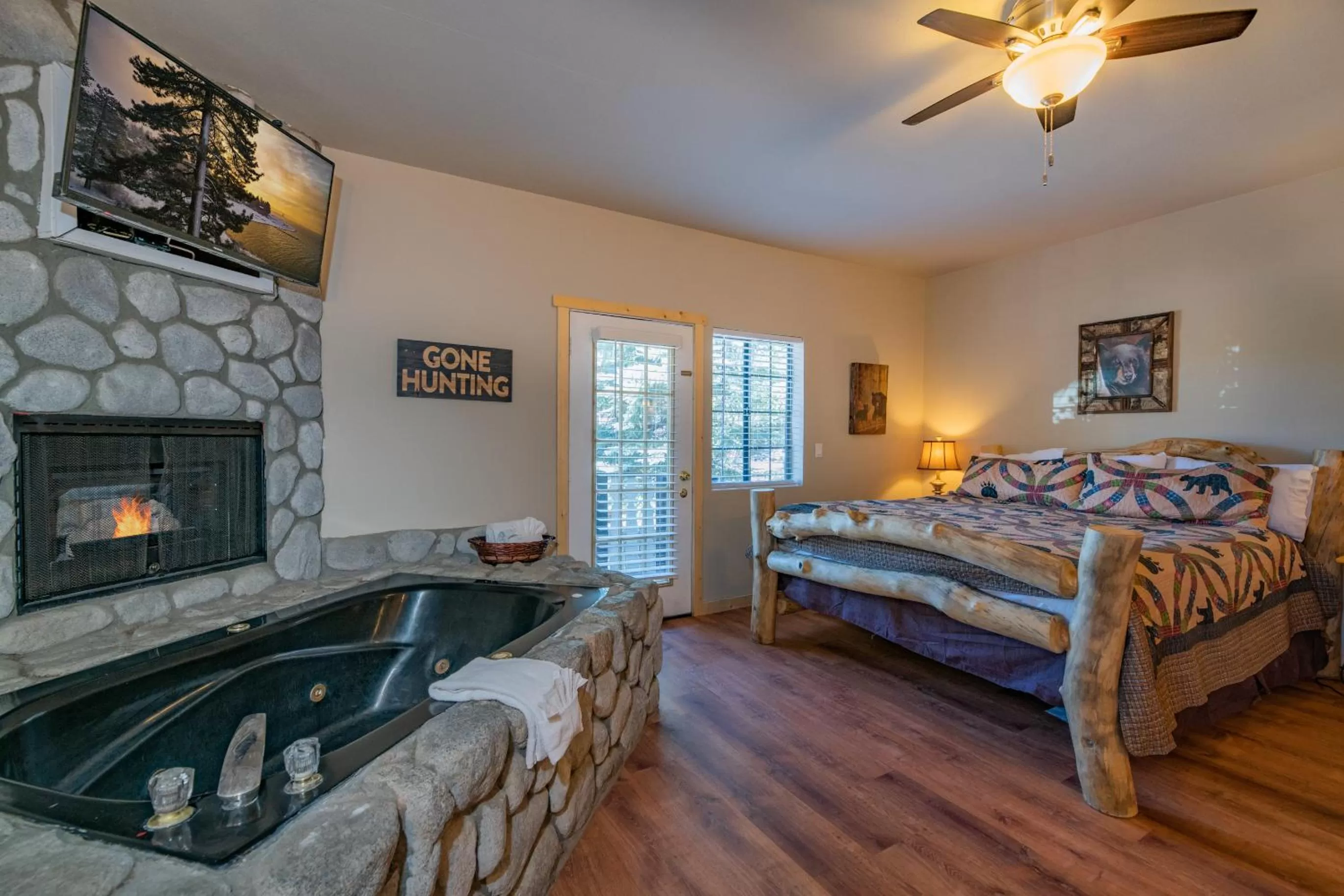 Photo of the whole room, Bed in Black Forest Lodge