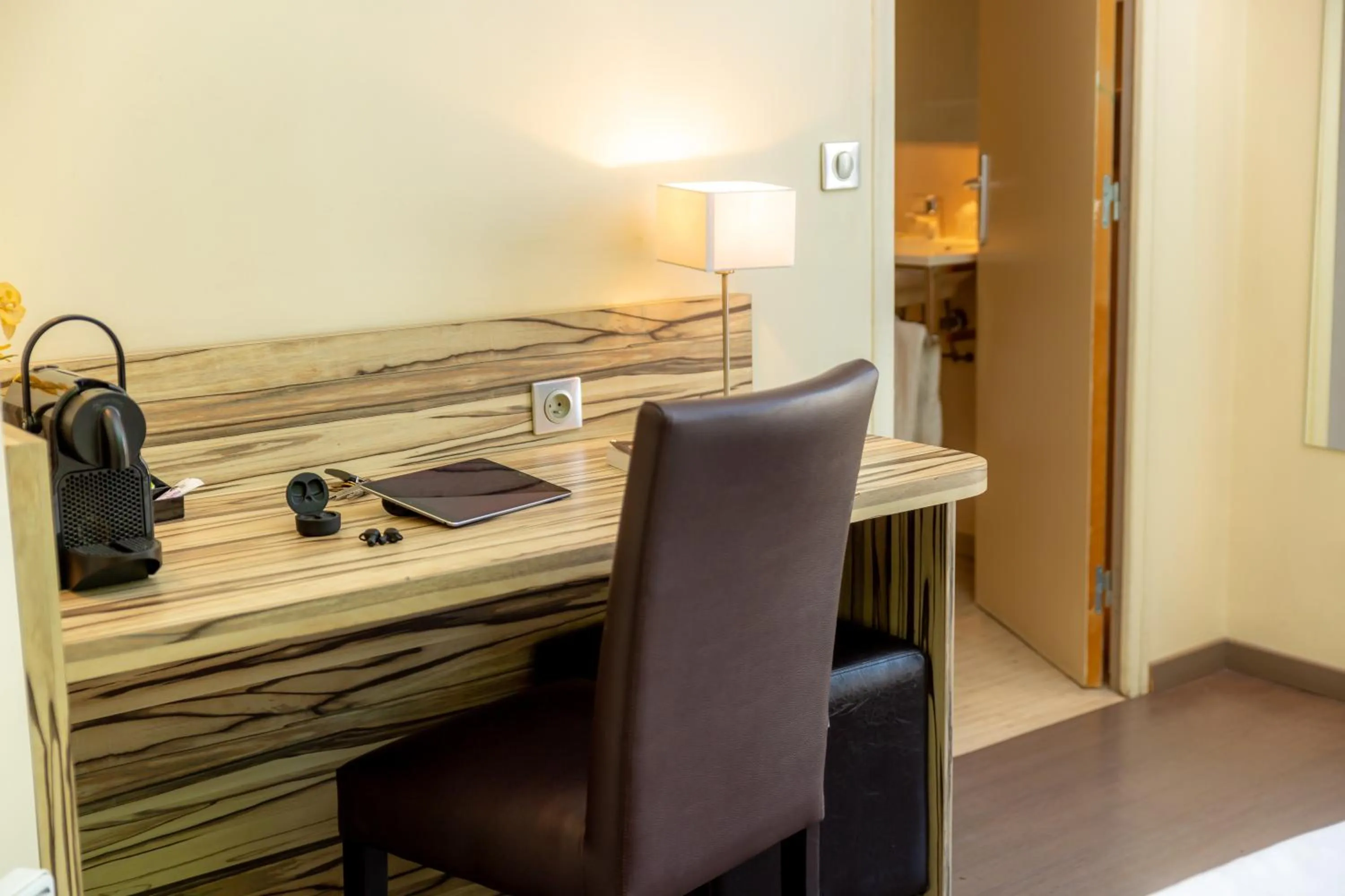 Coffee/tea facilities in Hotel Terminus Saint-Charles