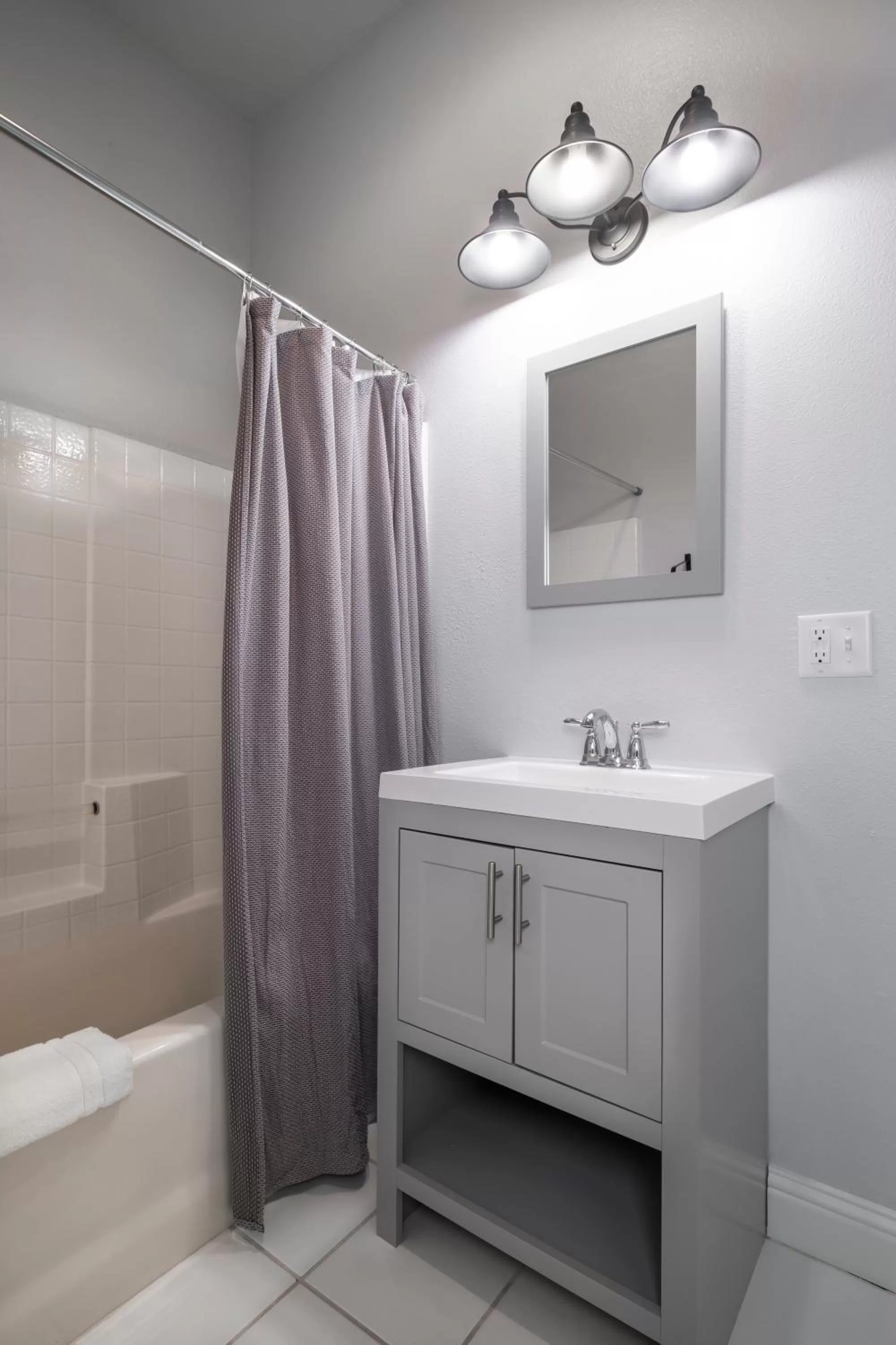 Shower in Hounds Tooth Inn