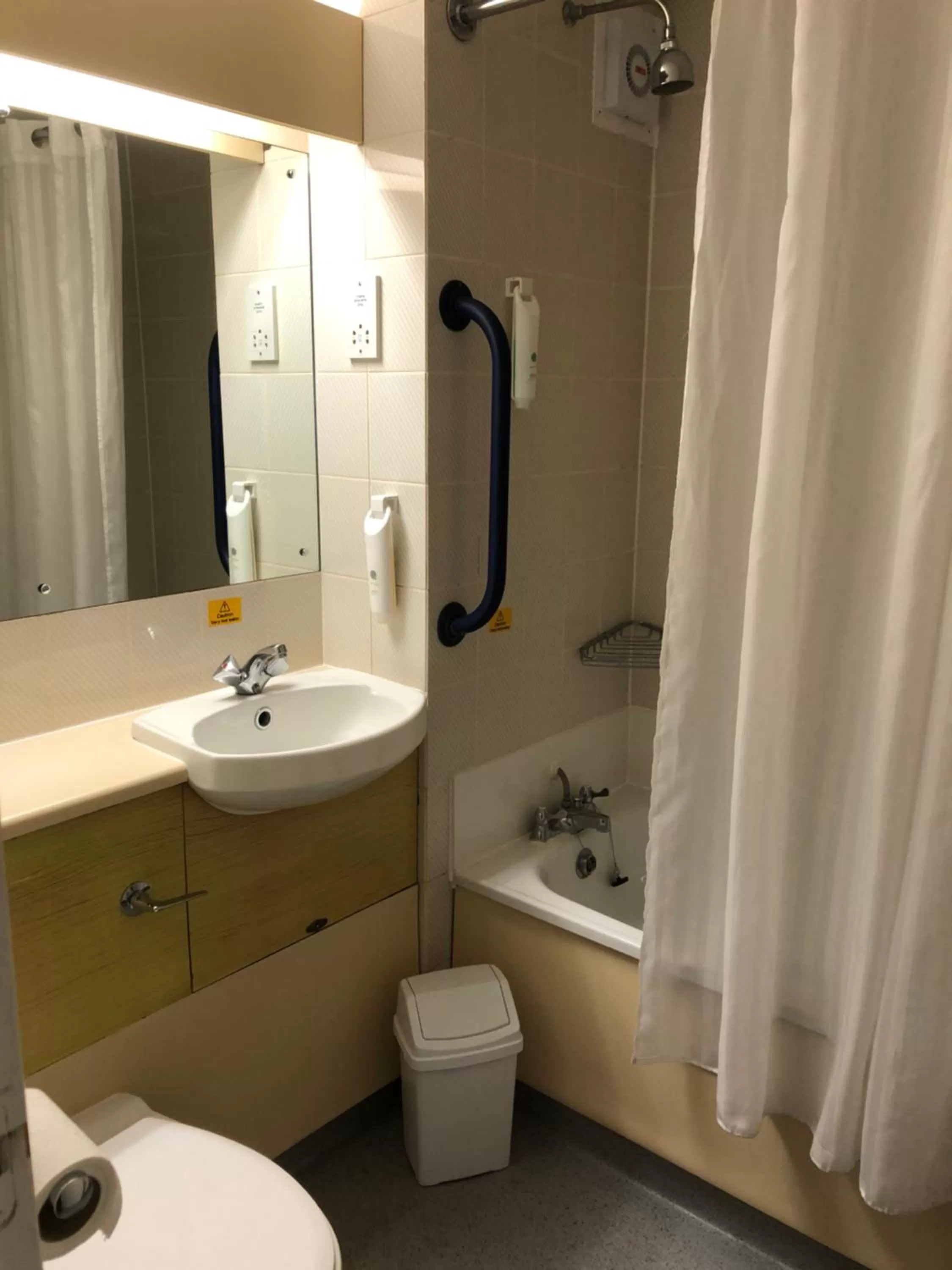 Bathroom in Redwings Lodge Baldock