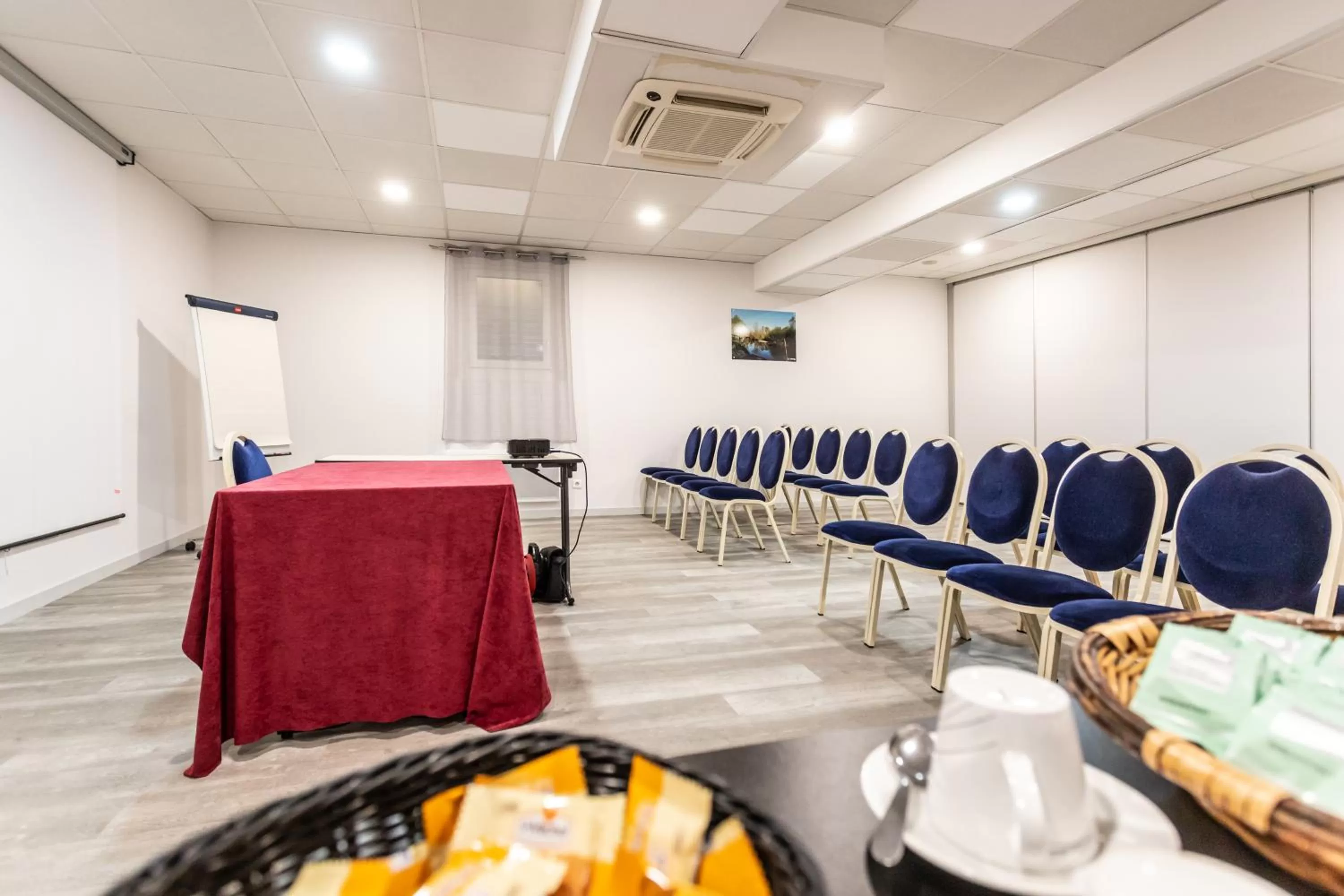 Meeting/conference room in Hôtel The Originals City Le Berry - proche centre-ville - Gare - parking - recharge véhicule