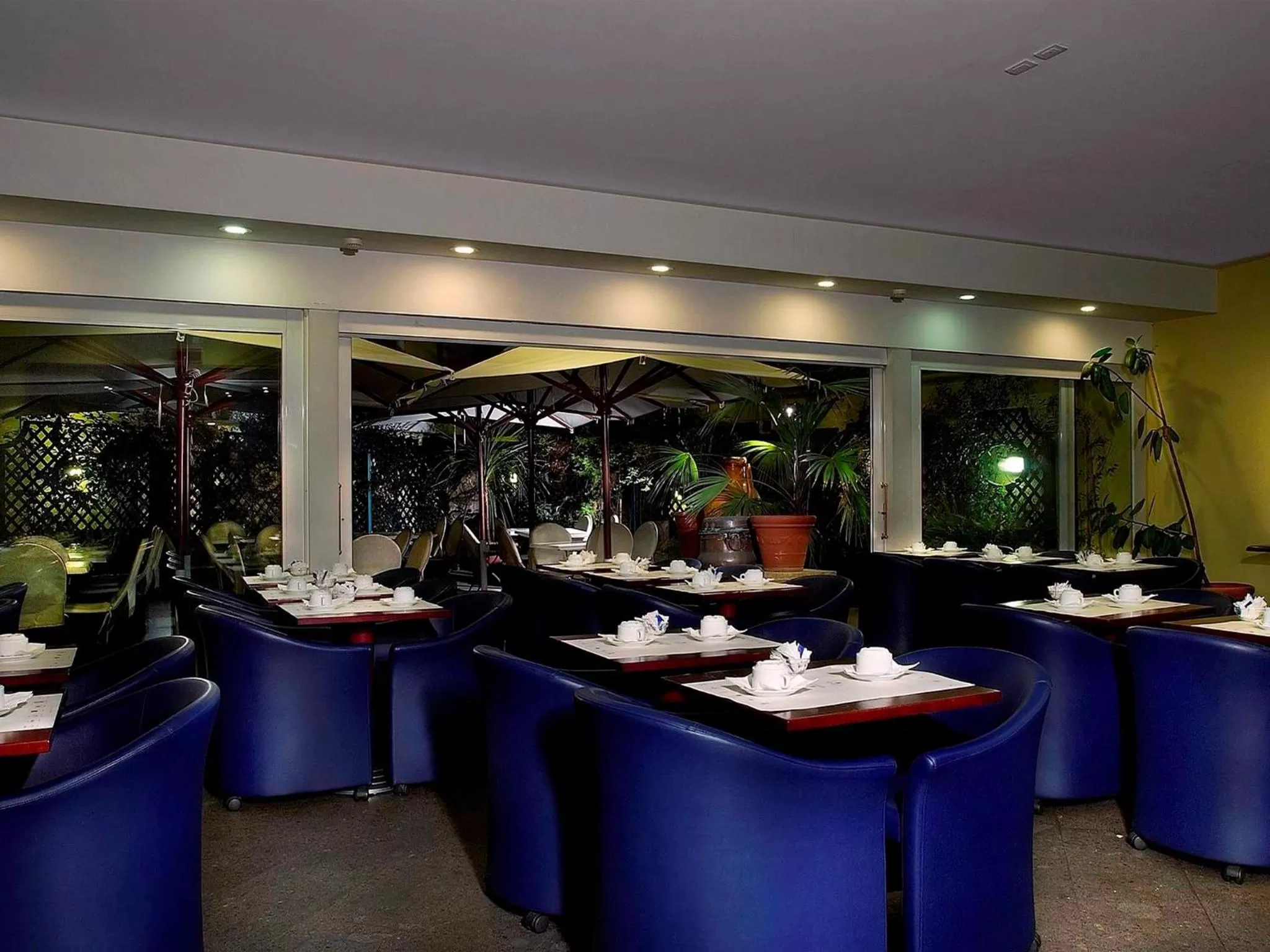 Restaurant/places to eat in Hotel Diplomatic