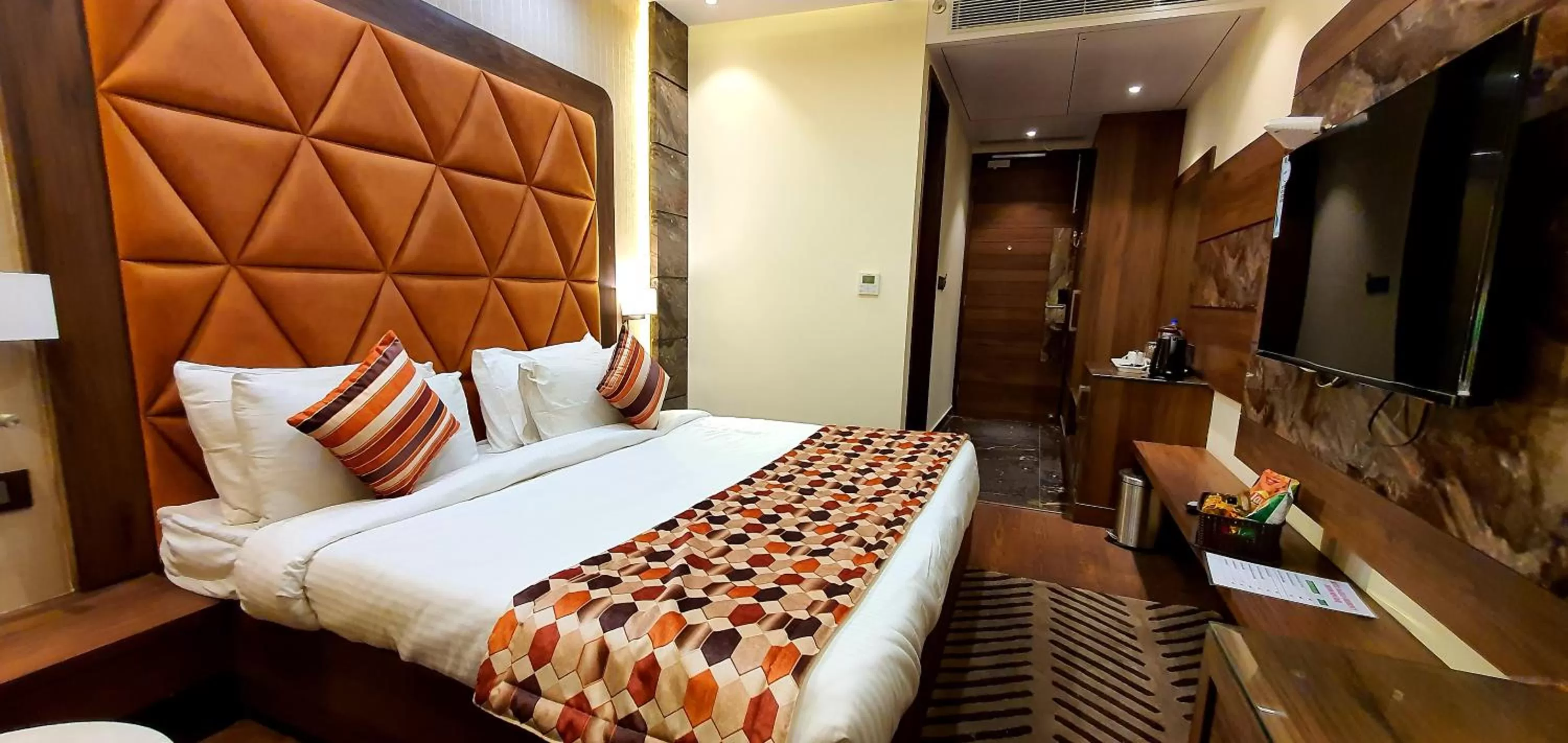 Bed in Hotel Makhan Residency