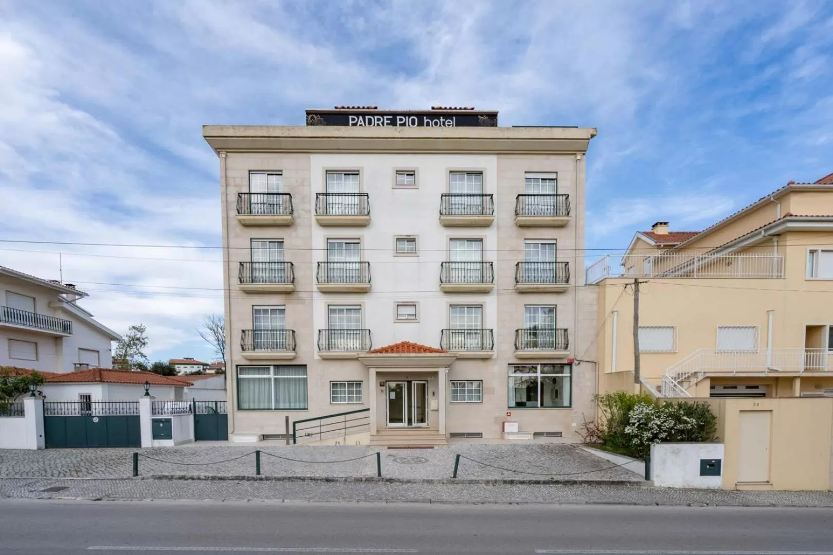 Property building in Hotel Padre Pio by Umbral