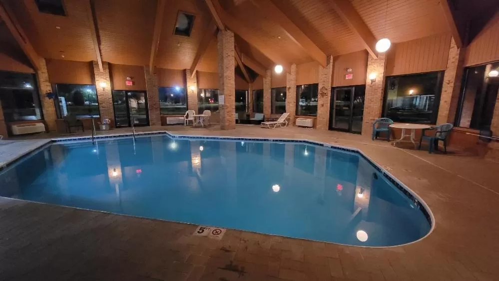 Swimming Pool in Rodeway Inn Huntington