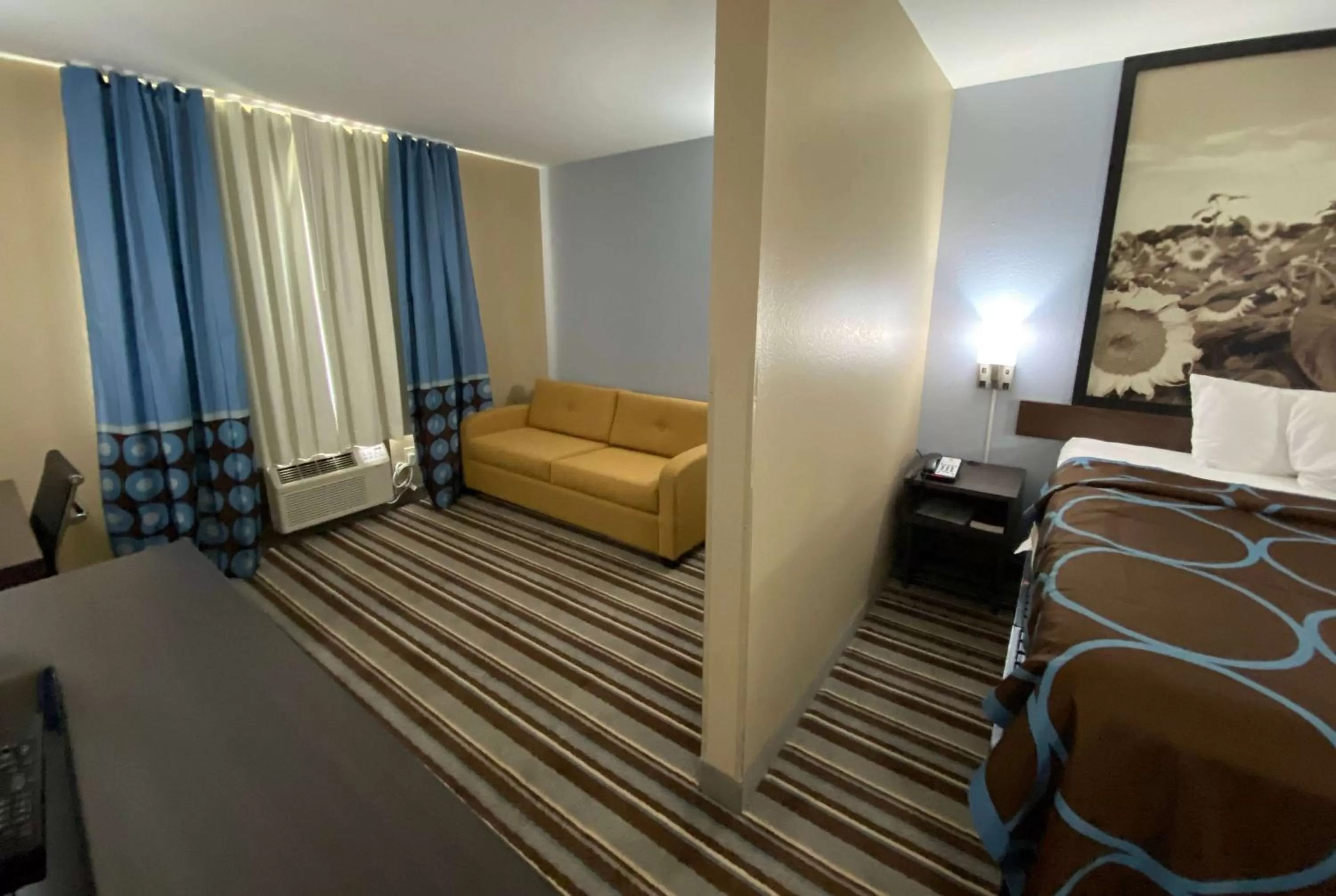 Photo of the whole room, Bed in Super 8 by Wyndham Independence KS