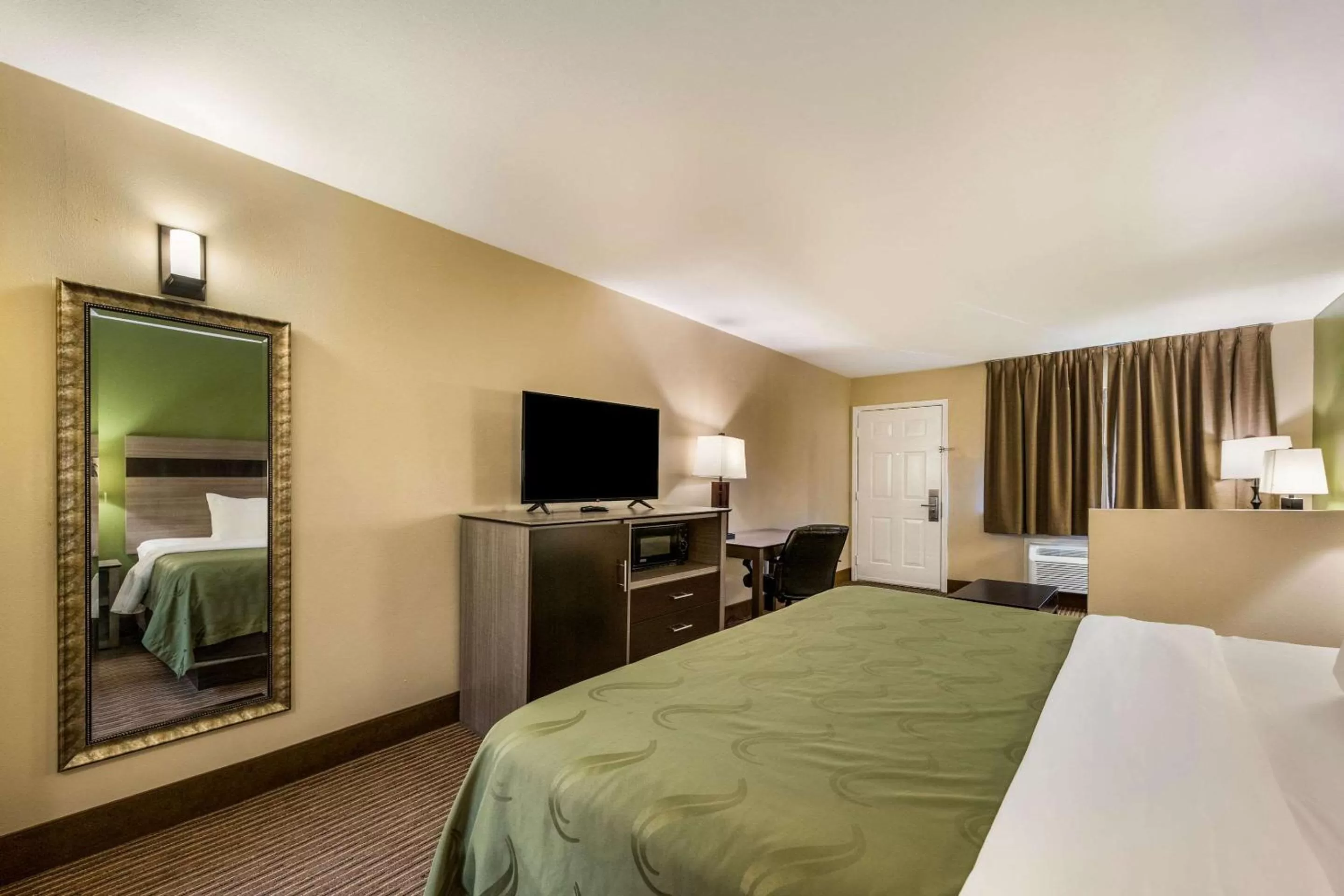 Photo of the whole room, Bed in Quality Inn & Suites Garland - East Dallas