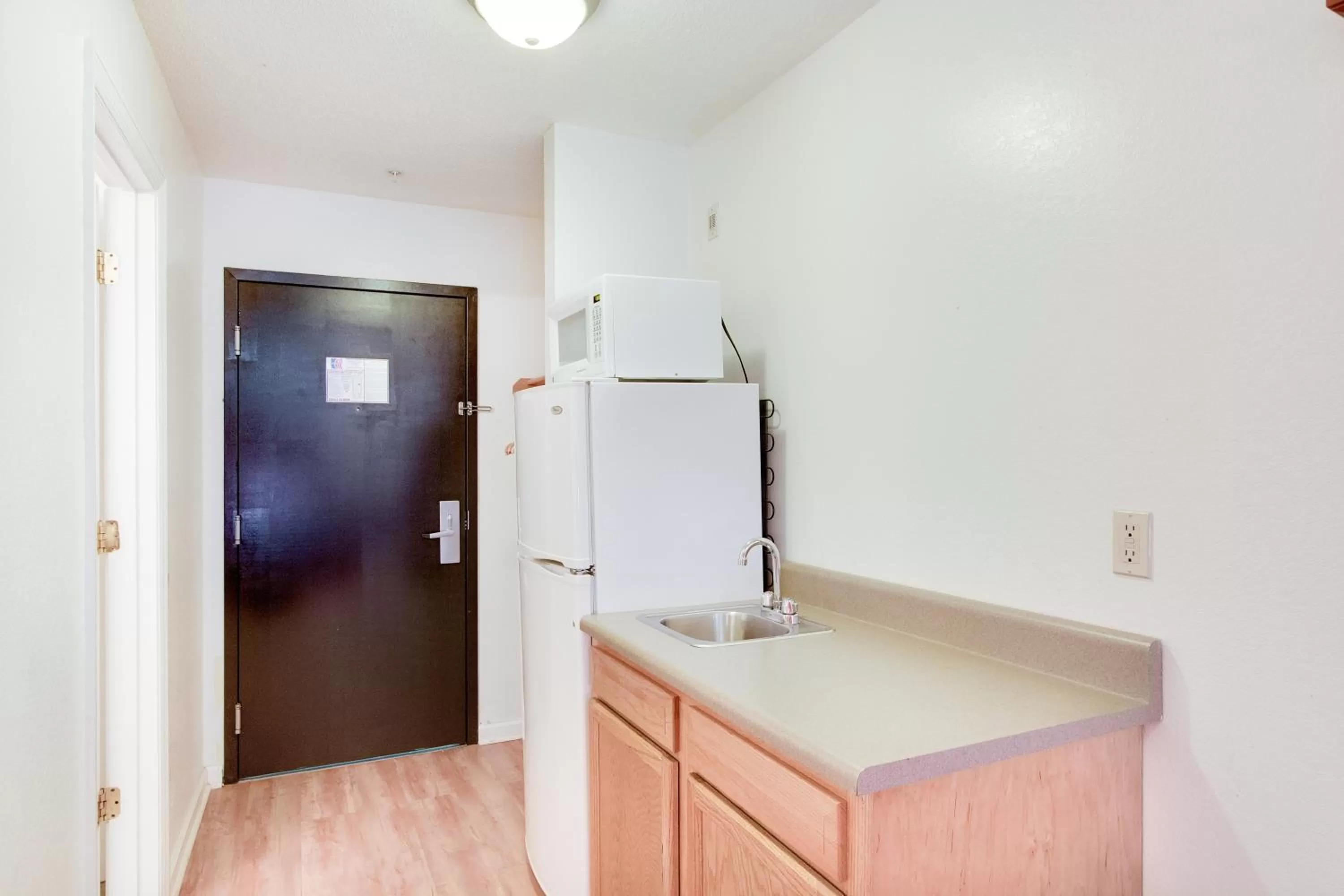 Kitchen or kitchenette in Motel 6-Hinesville, GA