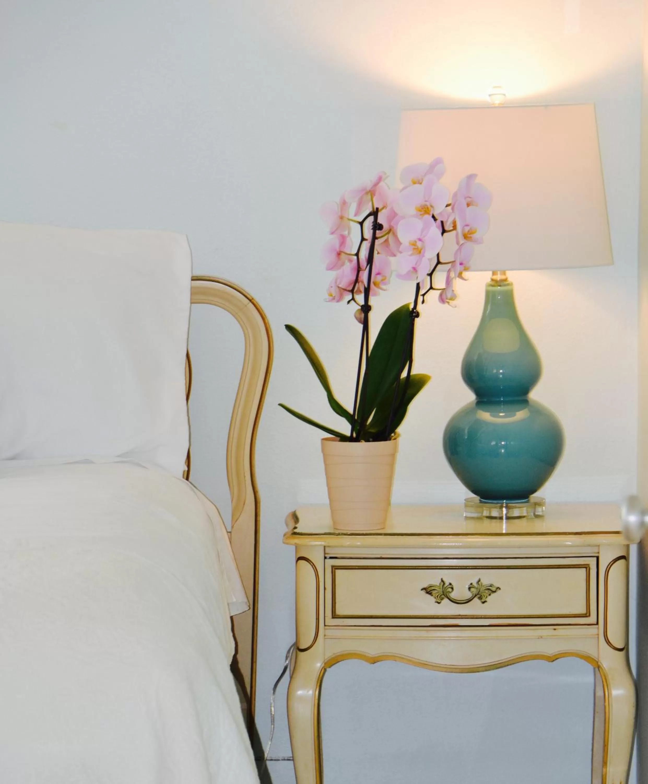 Decorative detail, Bed in Sea Turtle Inn