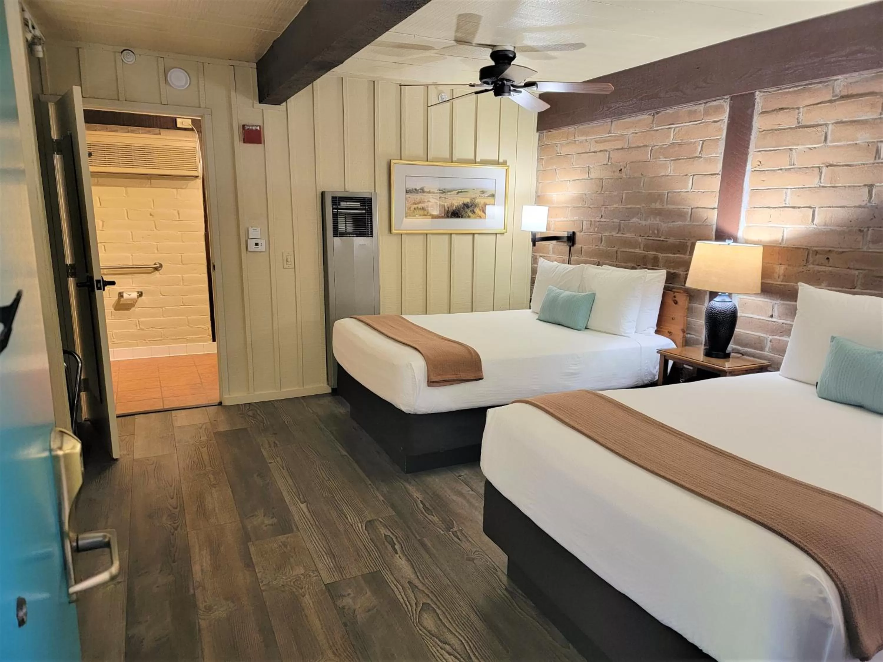 Bedroom, Bed in El Pueblo Inn