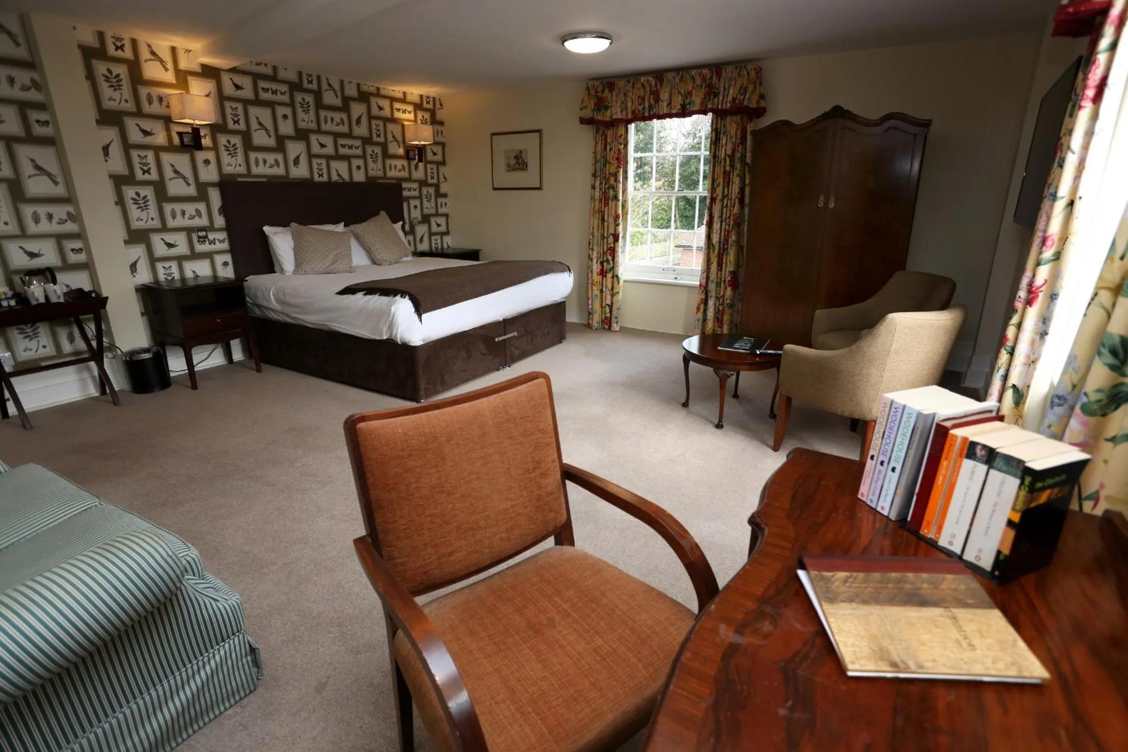Photo of the whole room, Bed in Norfolk Arms Hotel