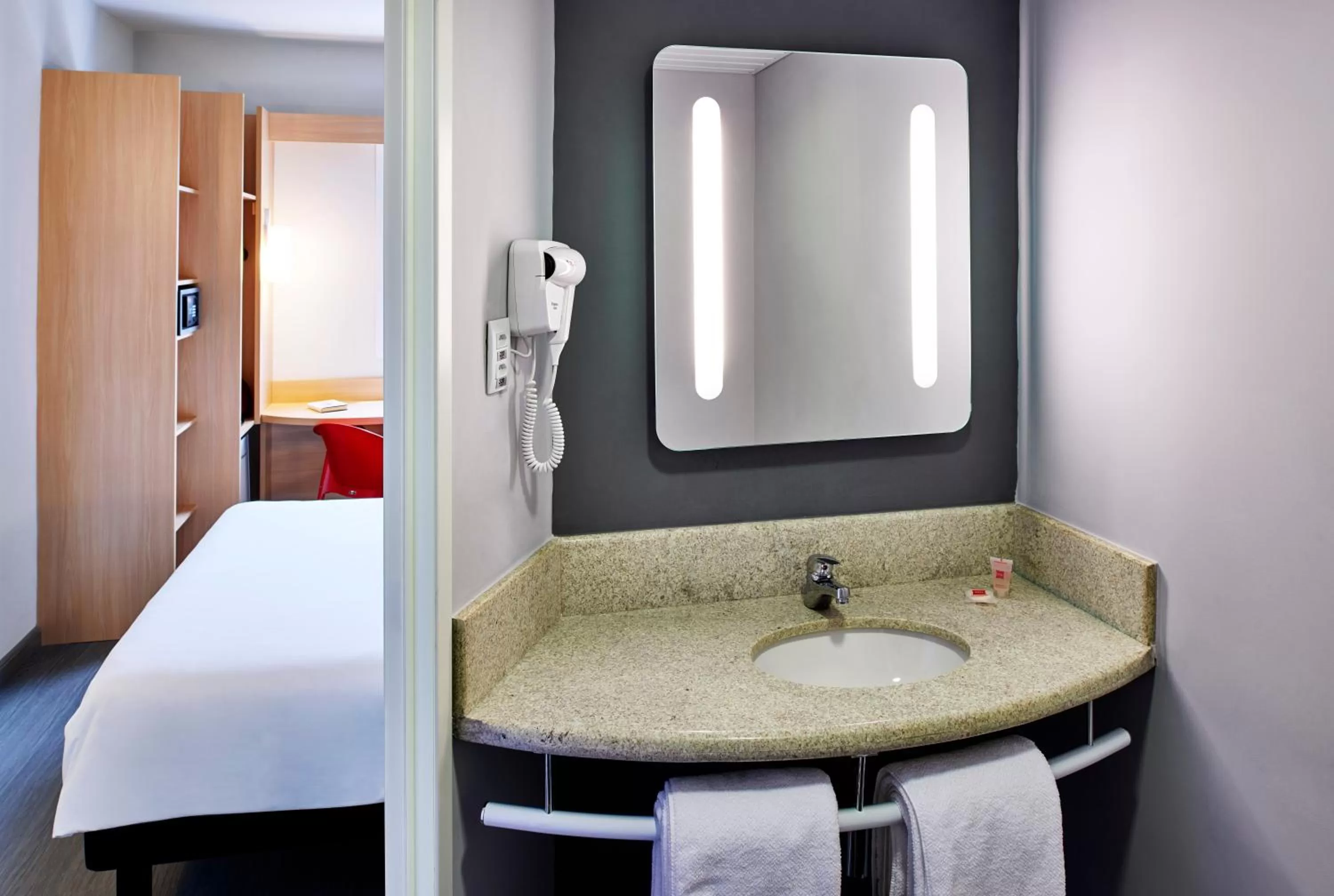 Bed in Ibis Guaratingueta Aparecida - Circuito da Fé