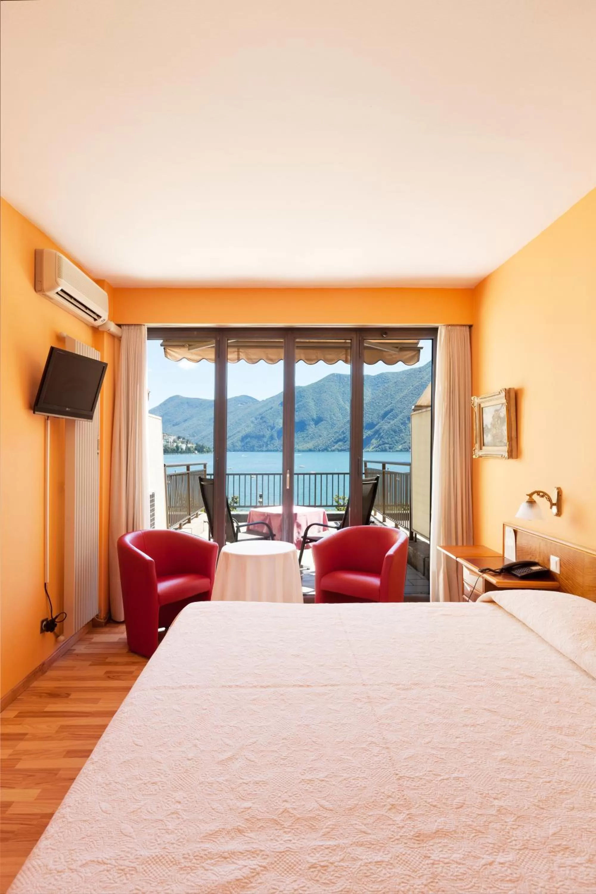Bed in Swiss Lodge Nassa Garni