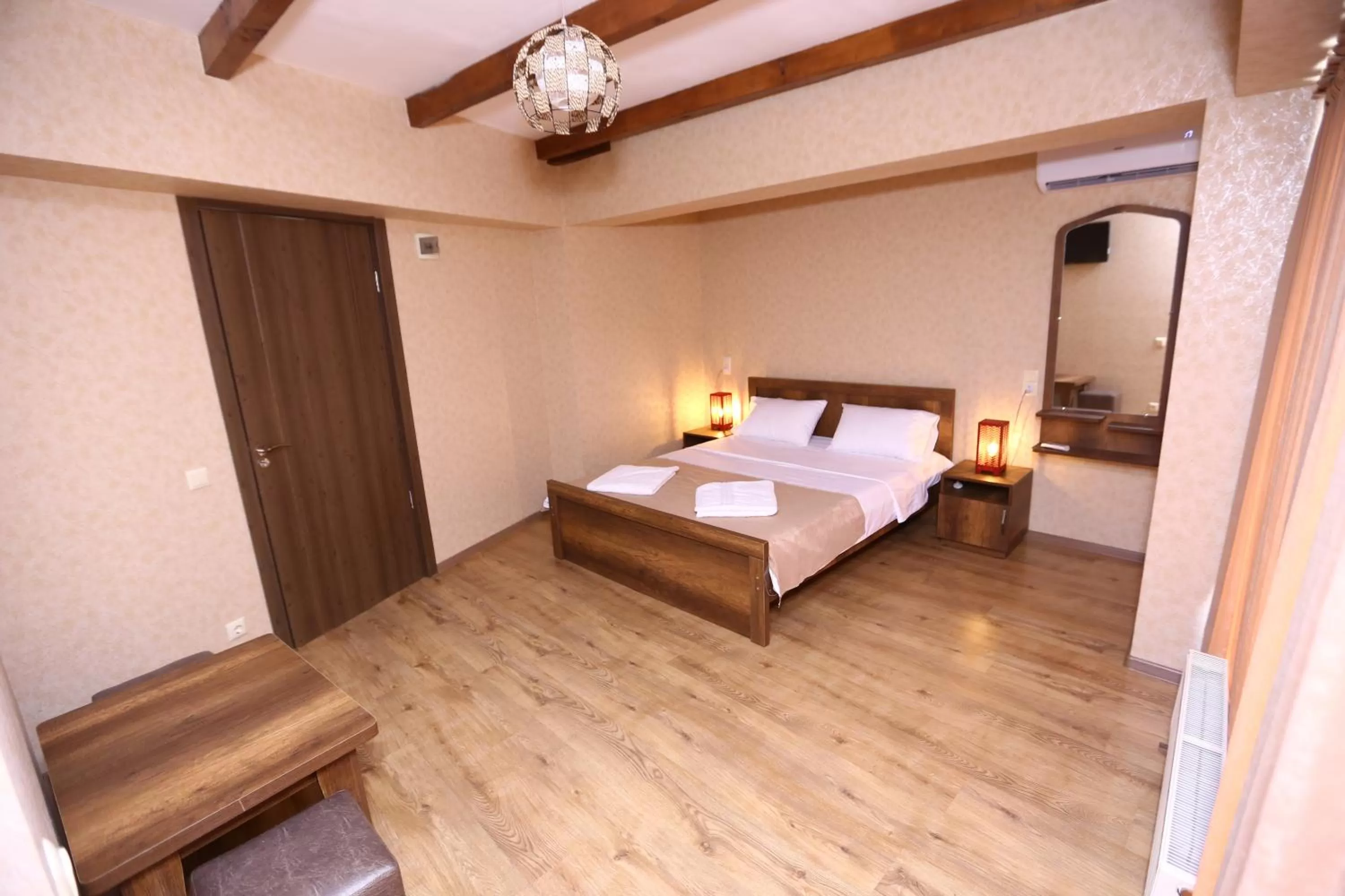 Bedroom, Bed in Hotel Traveler