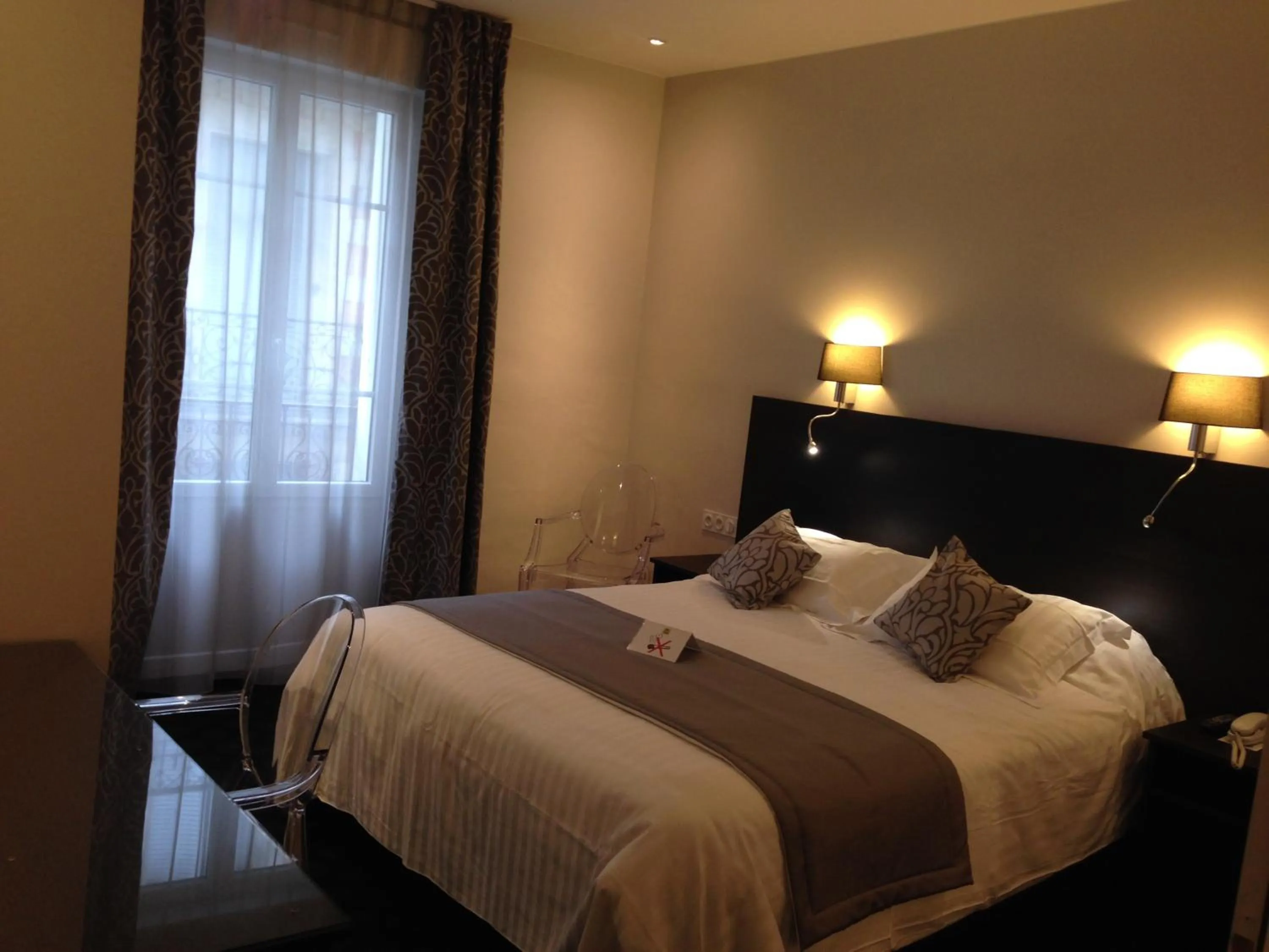 Bed in Logis Le Midland