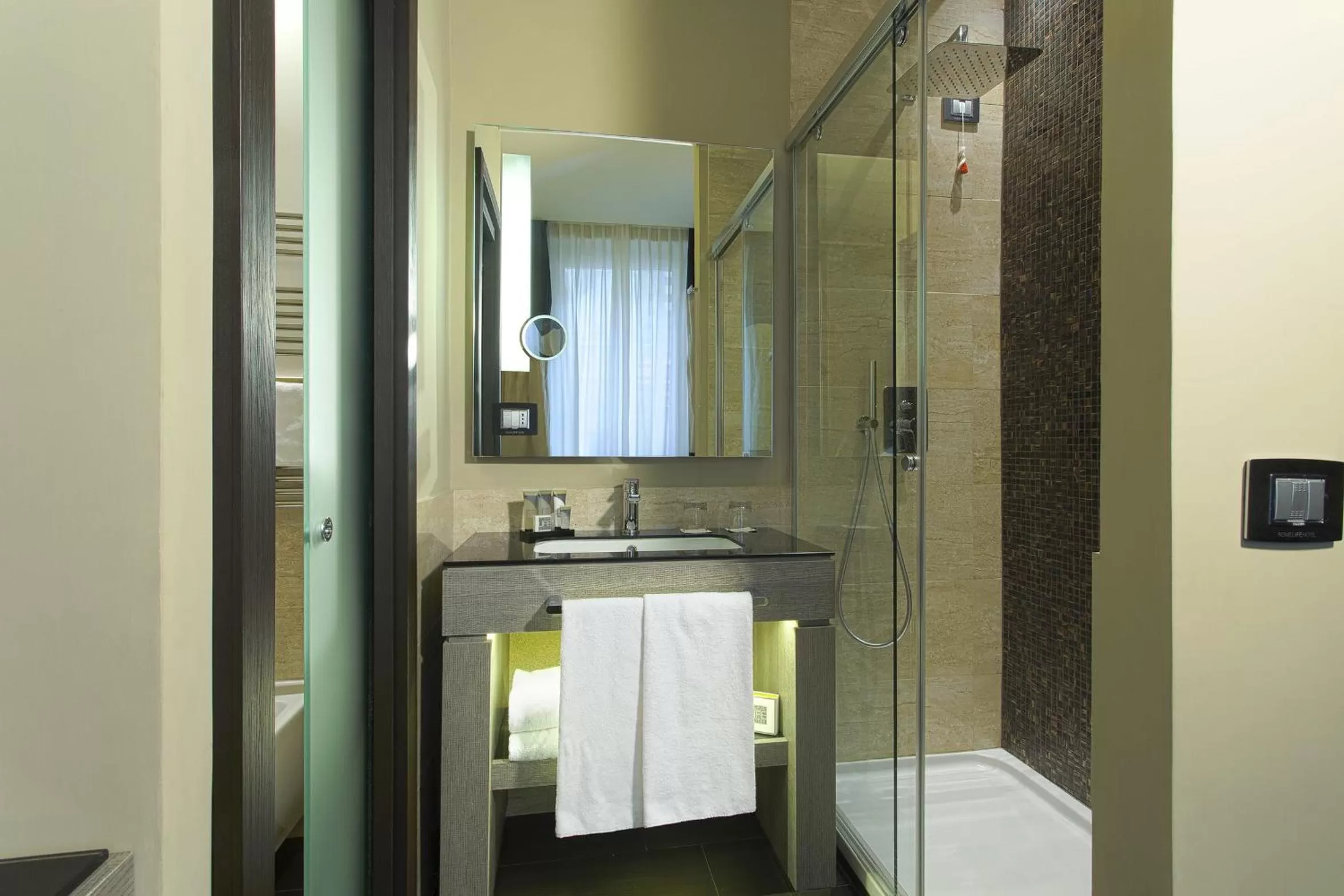 Shower in Rome Life Hotel