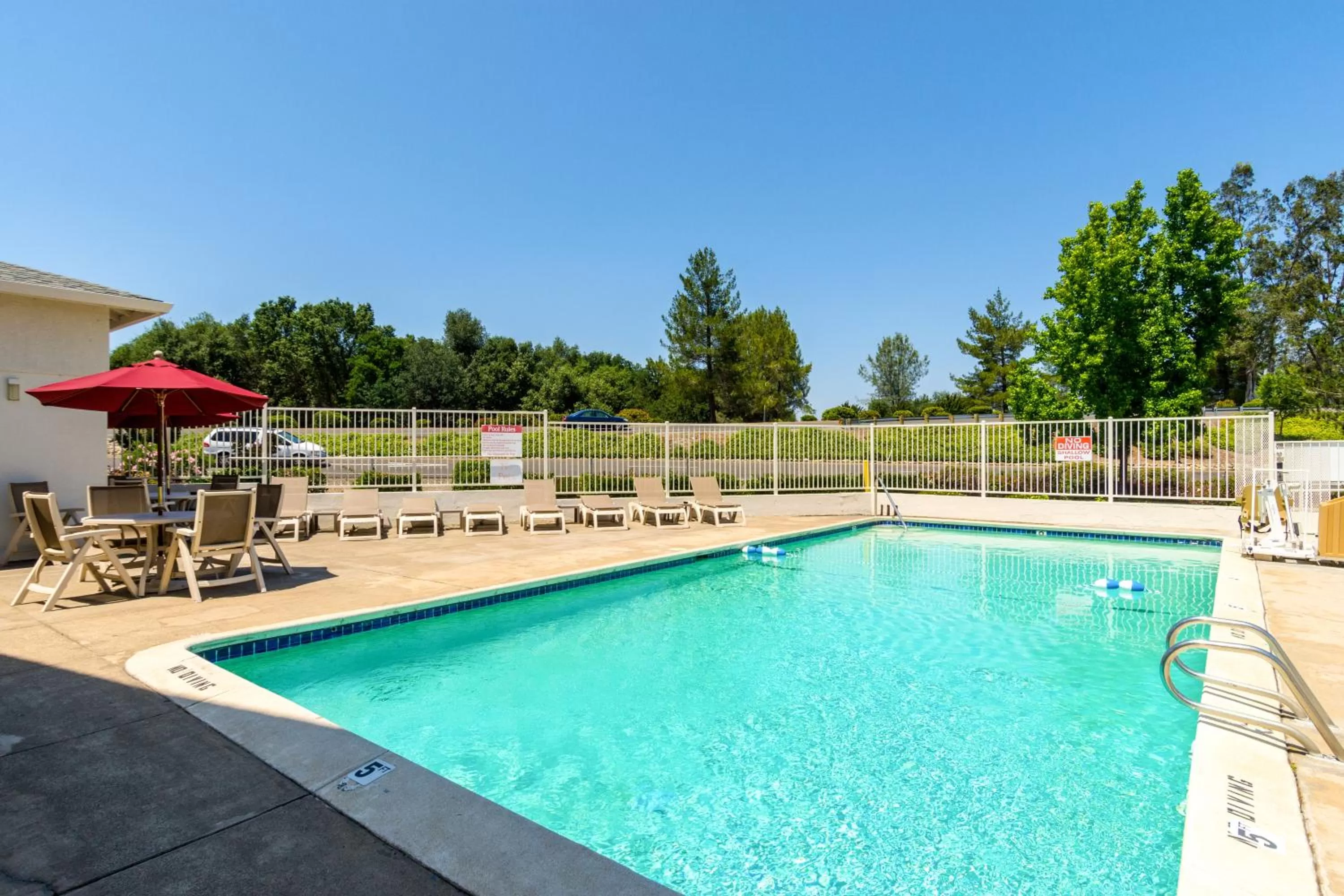 Swimming pool in Motel 6-Redding, CA - Central