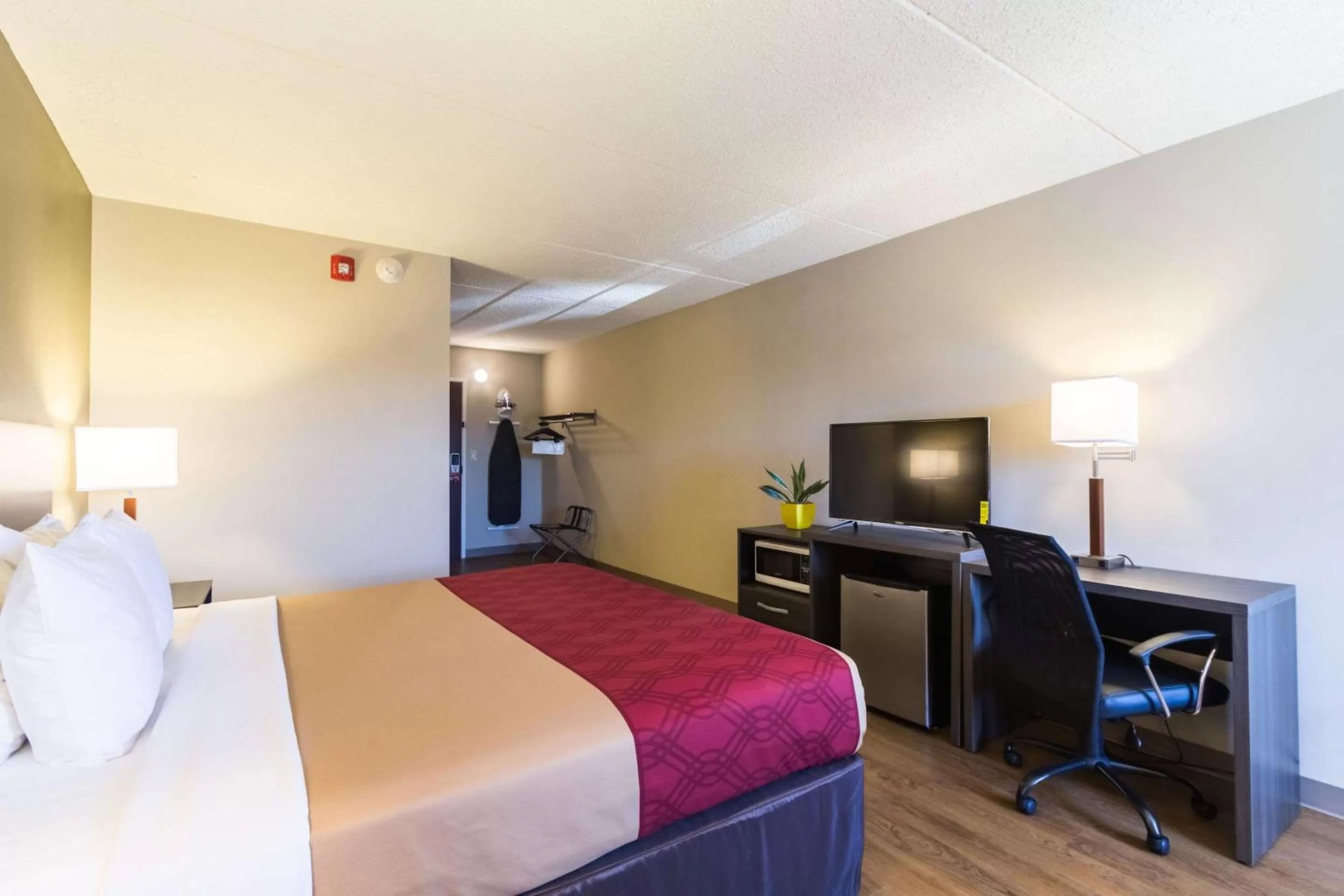 Photo of the whole room, Bed in Econo Lodge Harrisburg - Southwest of Hershey Area