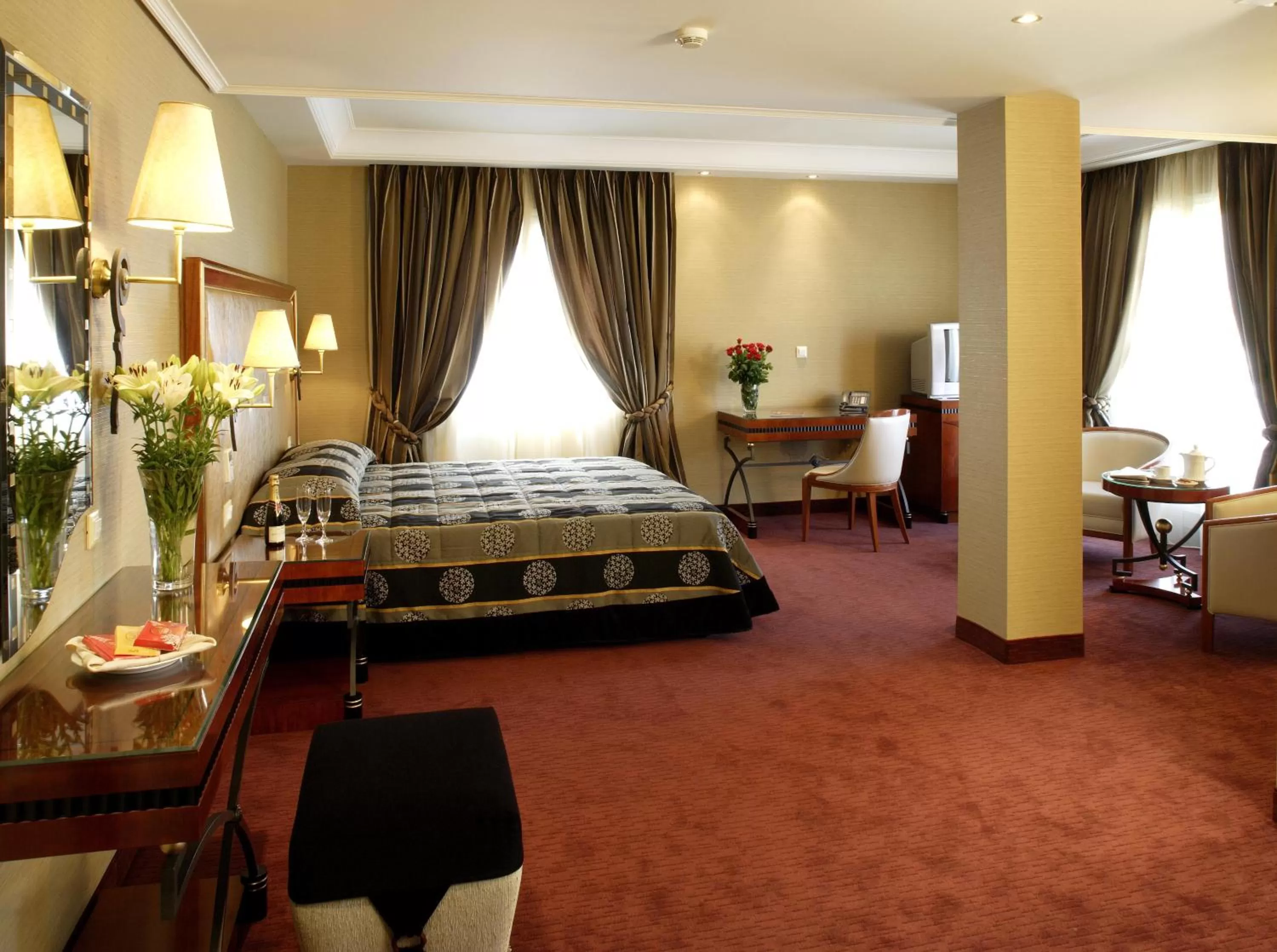 Photo of the whole room, Bed in Piraeus Theoxenia Hotel